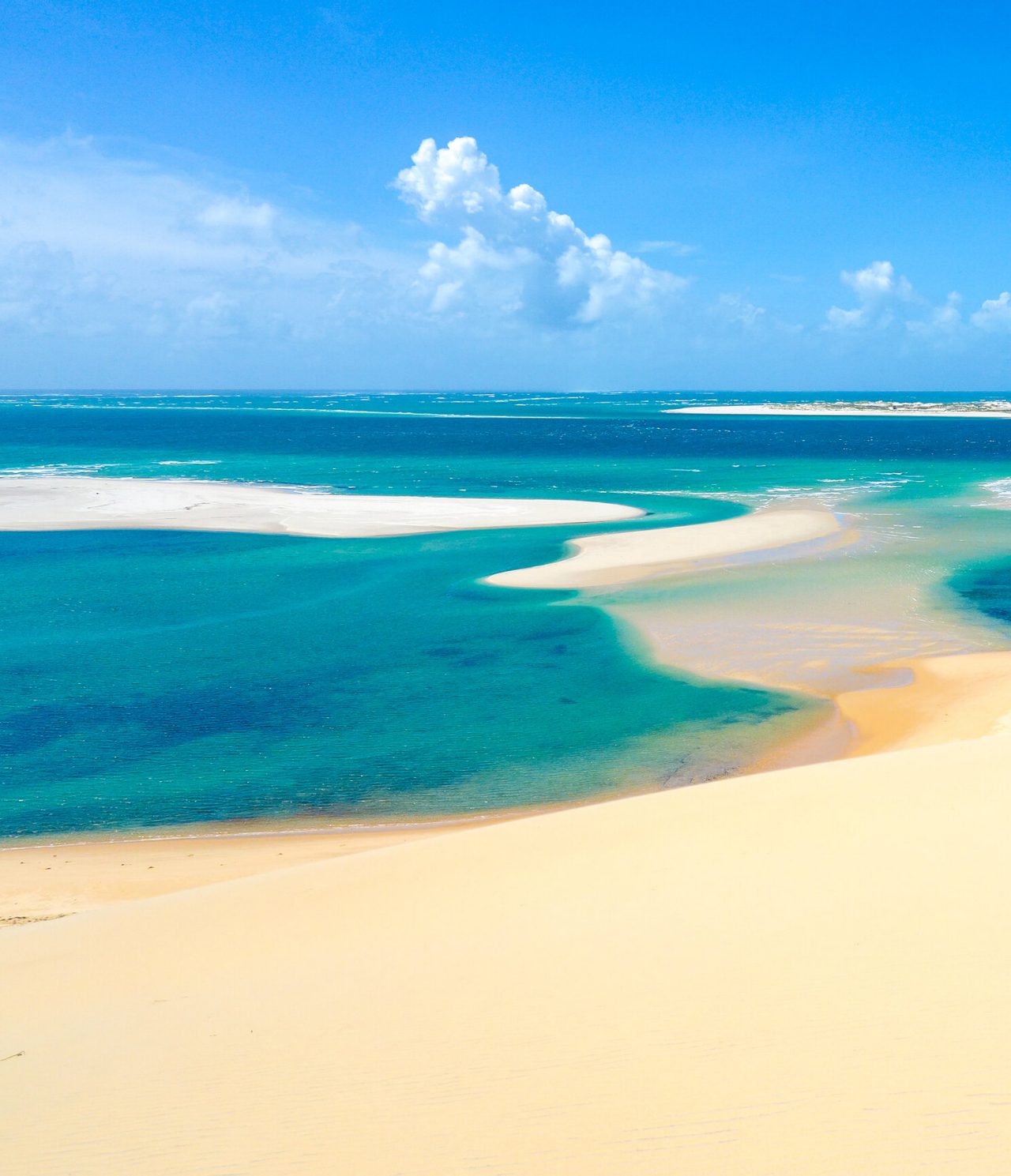 Vista aérea deslumbrante de la bahía de Bazaruto, revelando sus aguas cristalinas y dunas de arena blanca