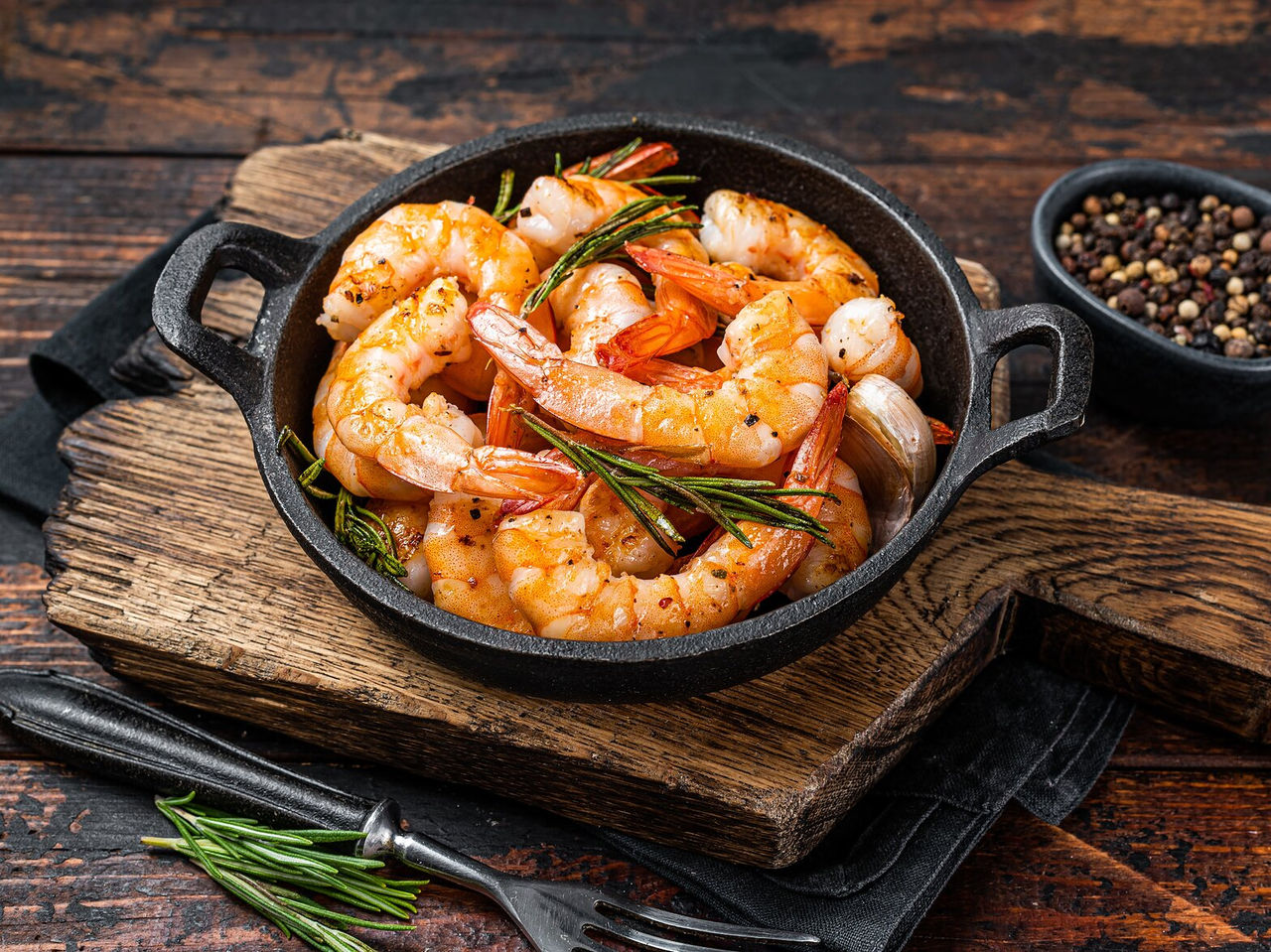 Gastronomía típica de Maputo, con un plato de camarones acompañado de especias