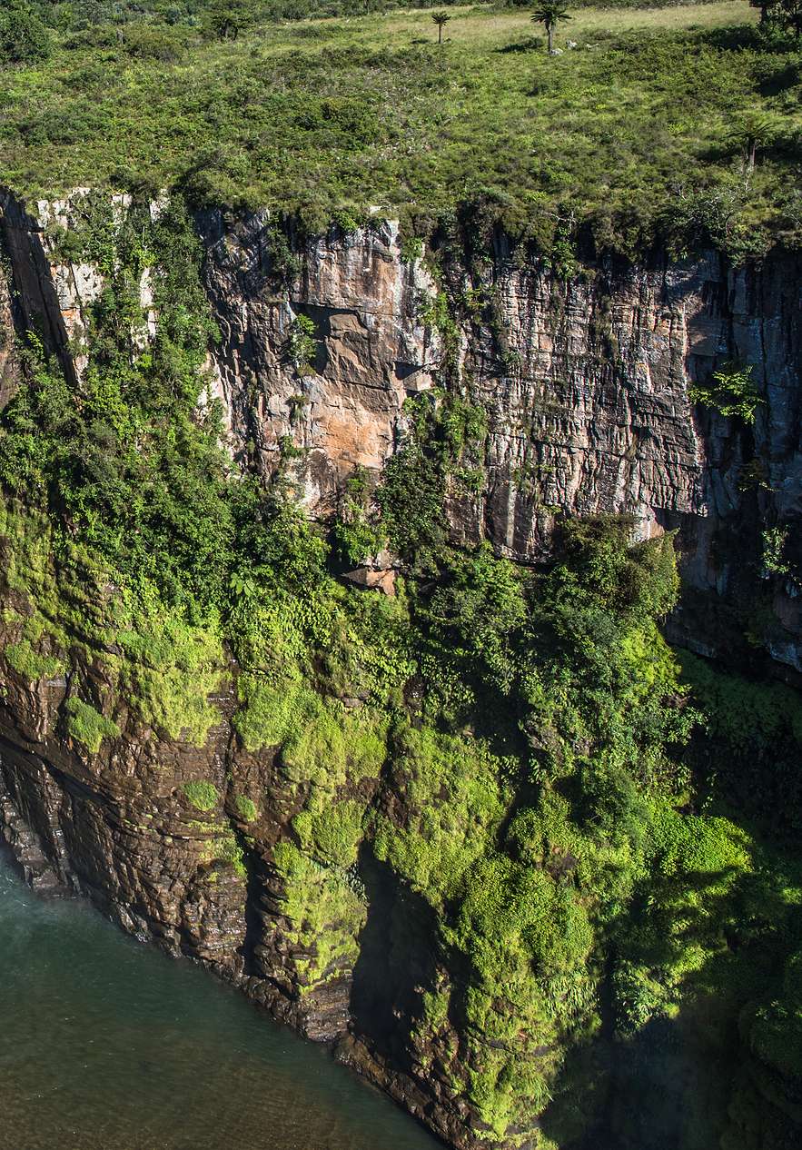 Las Mac Falls en Sudáfrica son impresionantes caídas de agua con aguas cristalinas que caen desde gran altura