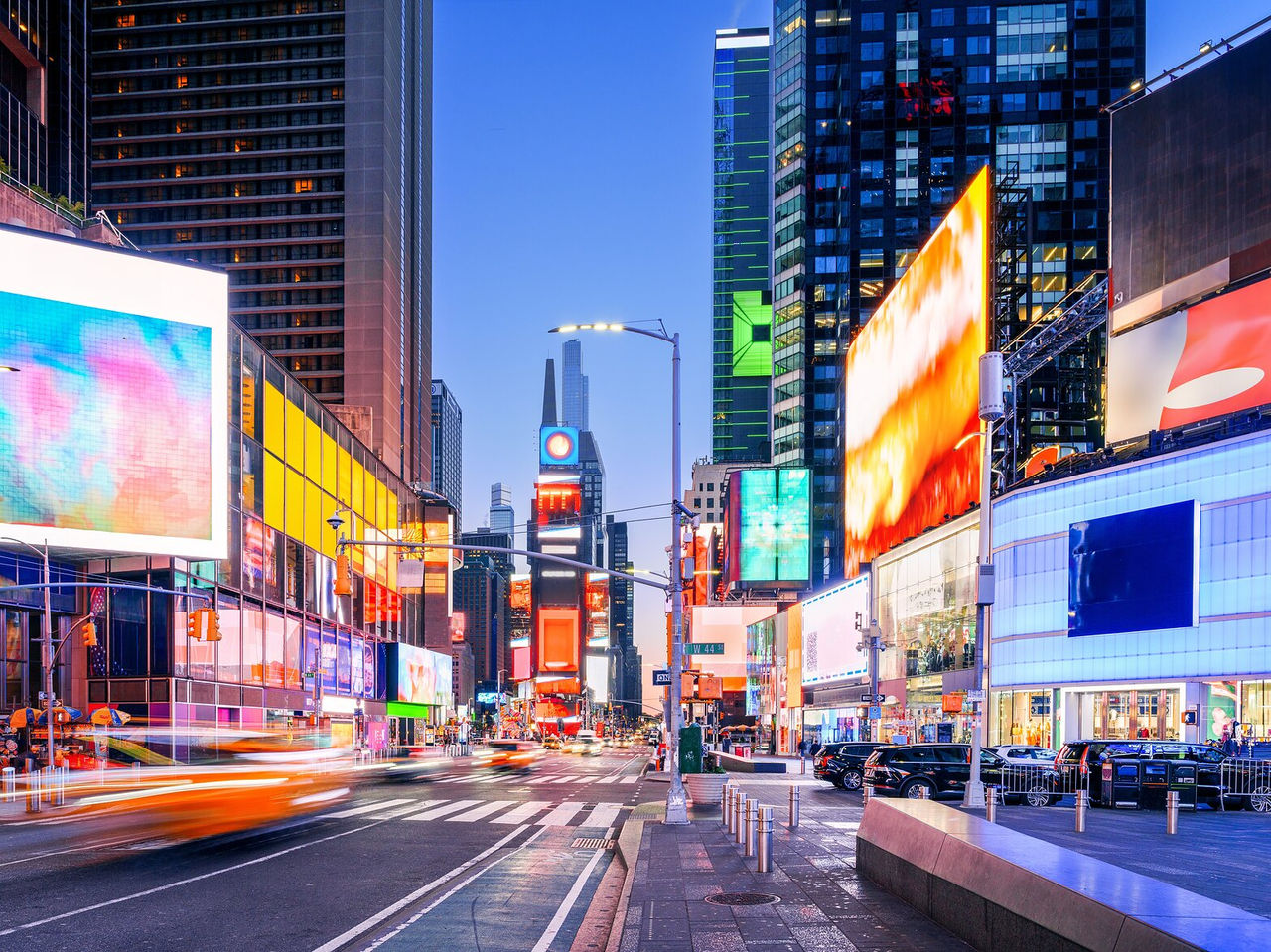 Famosa Times Square en Nueva York, vista desde la calle, llena de anuncios luminosos