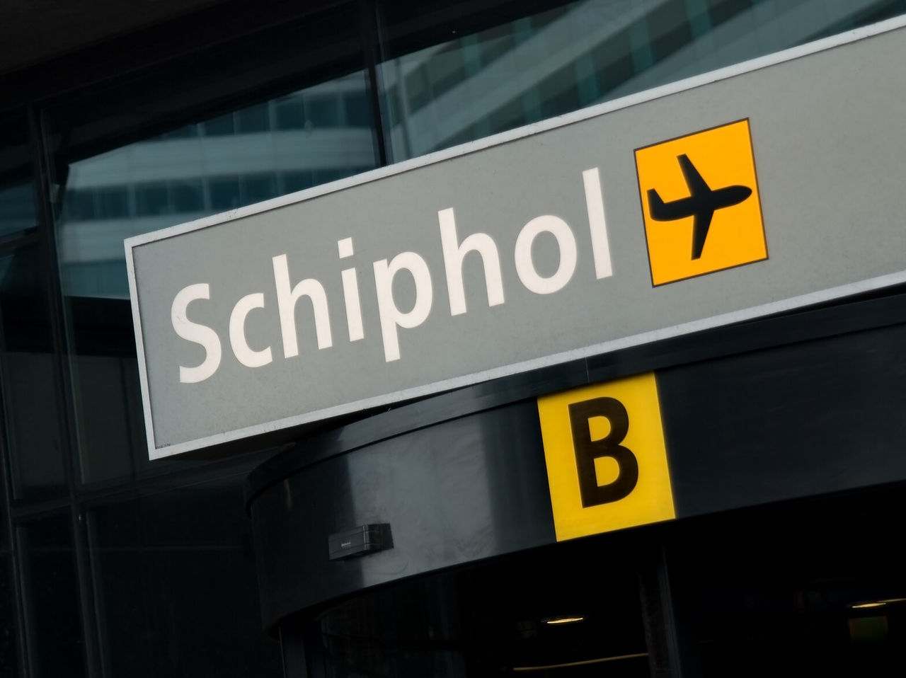 Placa gris con letras blancas indicando la Terminal B en el Aeropuerto de Schiphol en Ámsterdam, Países Bajos