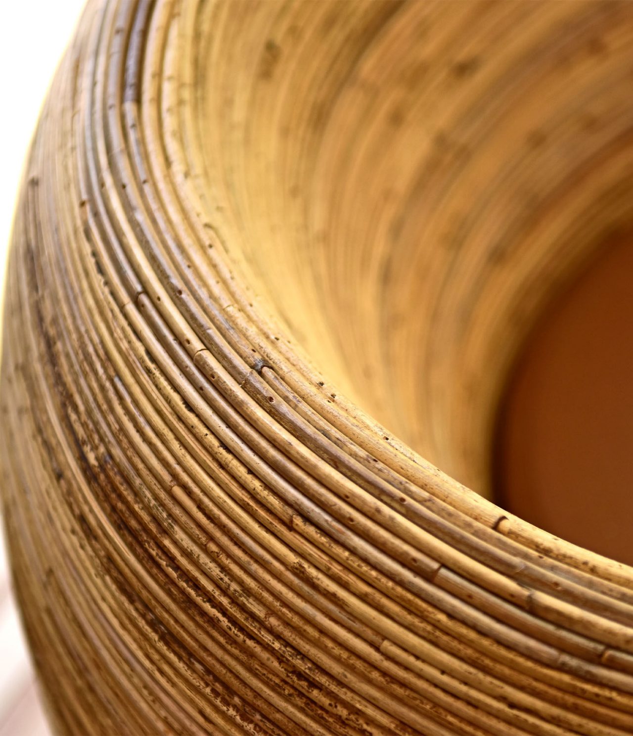 El bar A Adega tiene sillas de ratán en colores neutros para un ambiente relajante