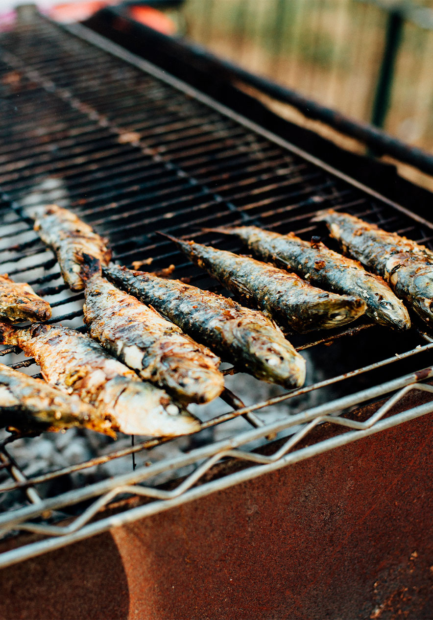 Sardinas en la parrilla, el pescado tradicional que acompaña las festividades populares en junio en Lisboa