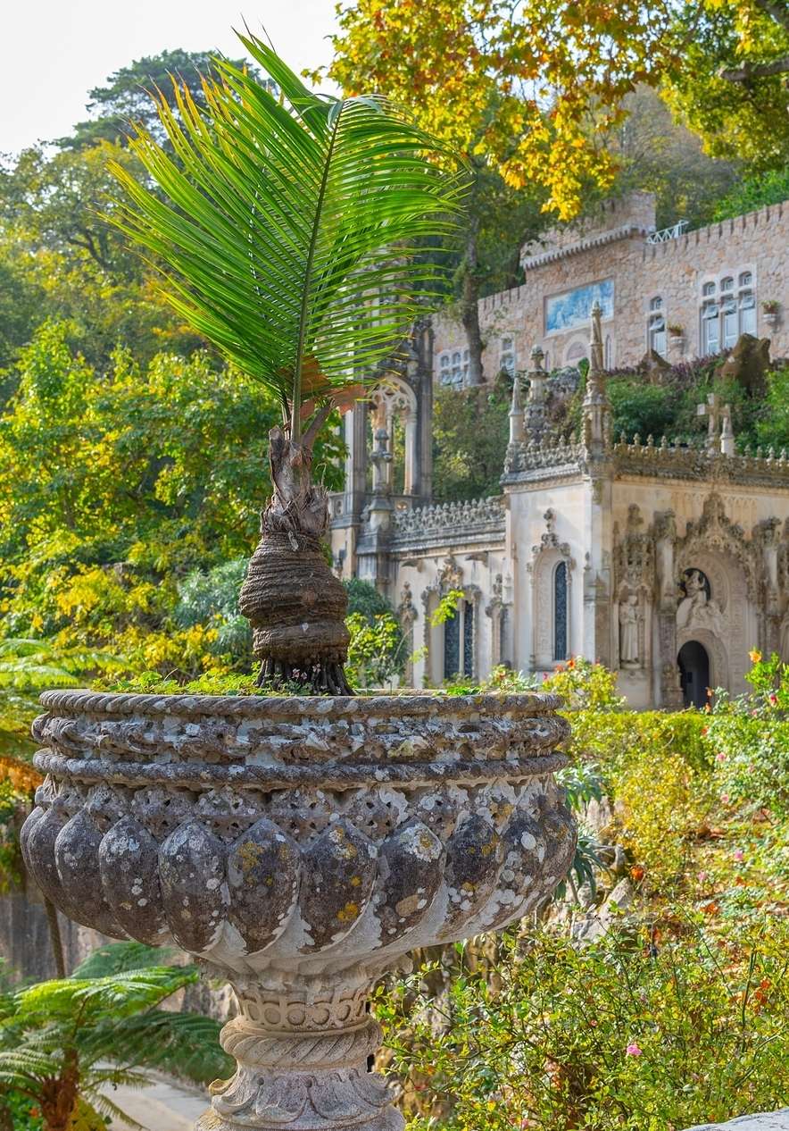 Quinta da Regaleira en Sintra, con fachada gótica y romántica, rodeada de intensa vegetación