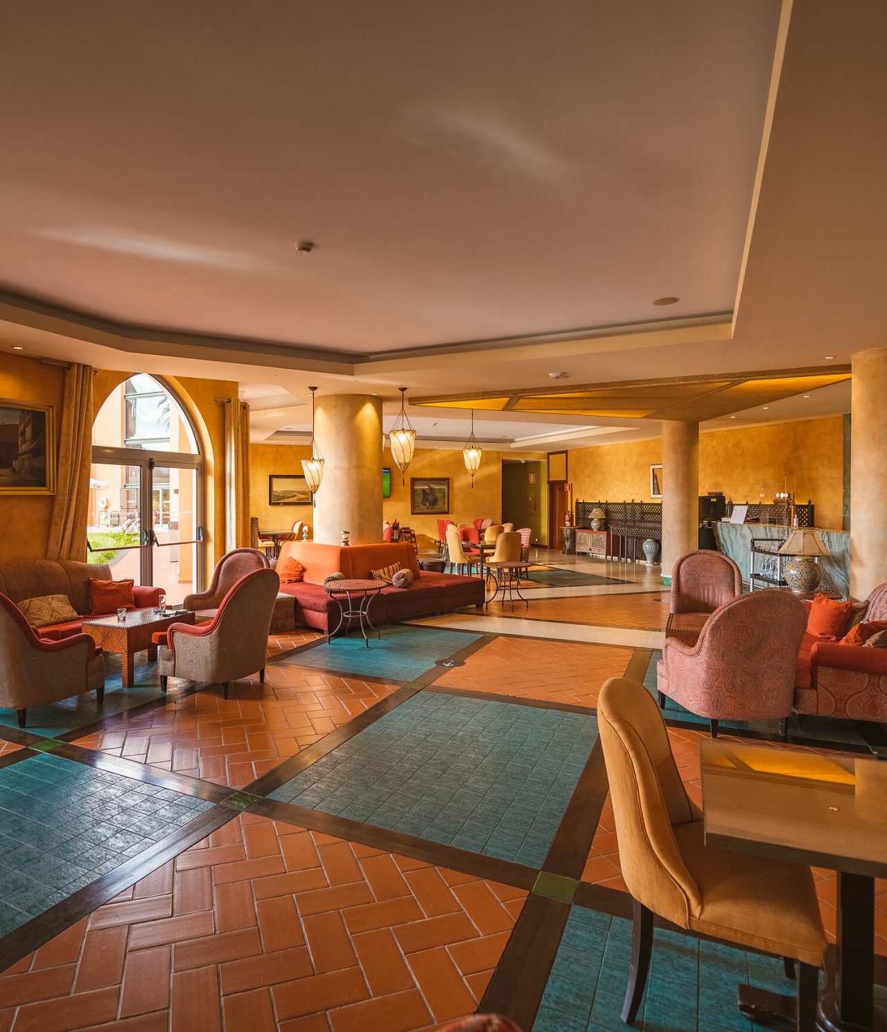 El bar Chafariz, del Hotel 4 Estrellas en Sintra, tiene mesas, sillas y sofás cómodos para disfrutar de un cóctel