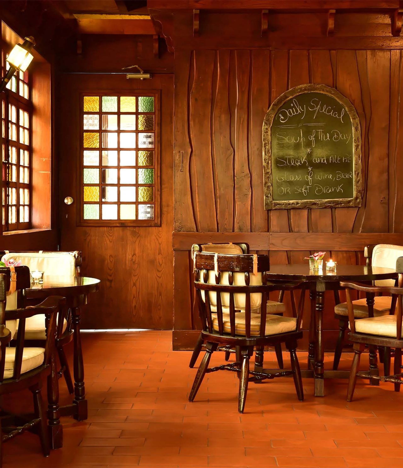 El bar The Pub, del Hotel 5 Estrellas en Madeira, imita el estilo de un pub con sillas y mesas