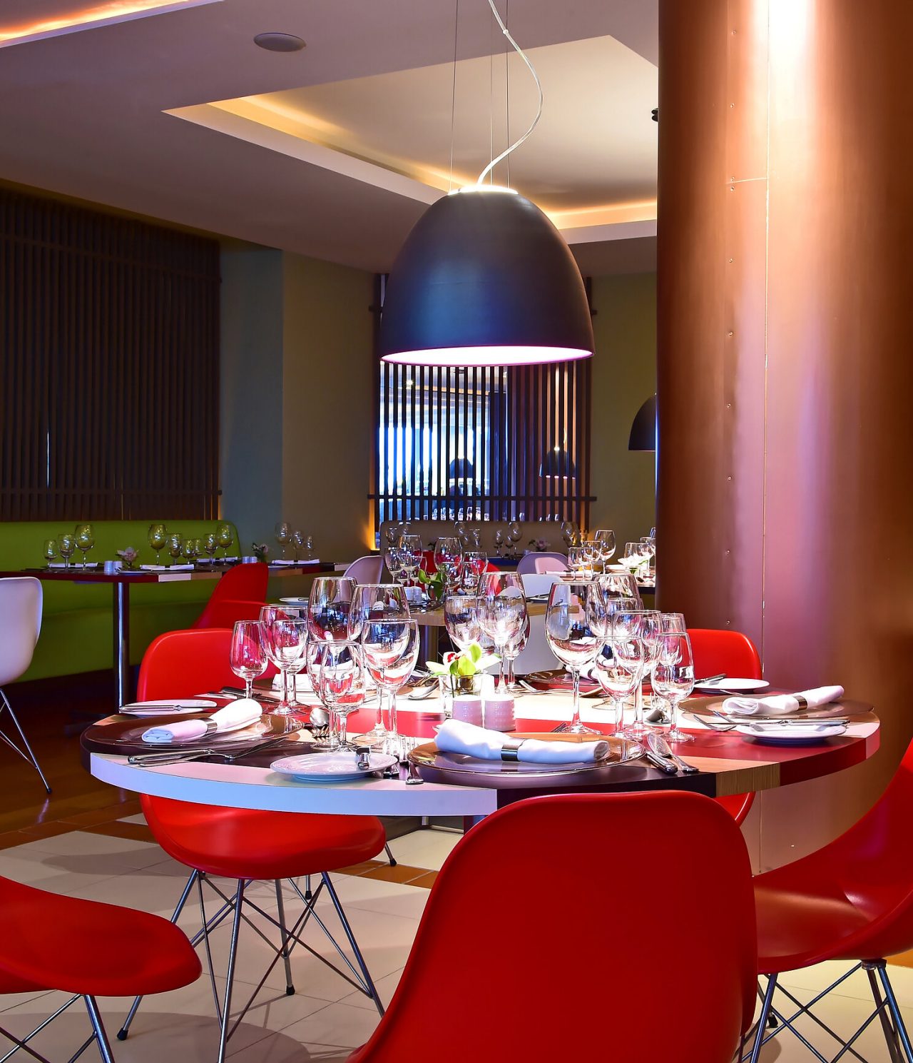 El restaurante Deep Blue, del Hotel 4 Estrellas junto al mar en Funchal, tiene una mesa redonda con sillas rojas