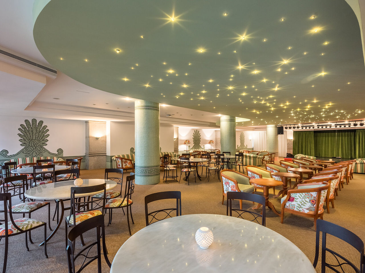 El bar Primavera Bar & Lounge, del Hotel 5 Estrellas en Funchal, tiene un restaurante interior con mesas y sillas