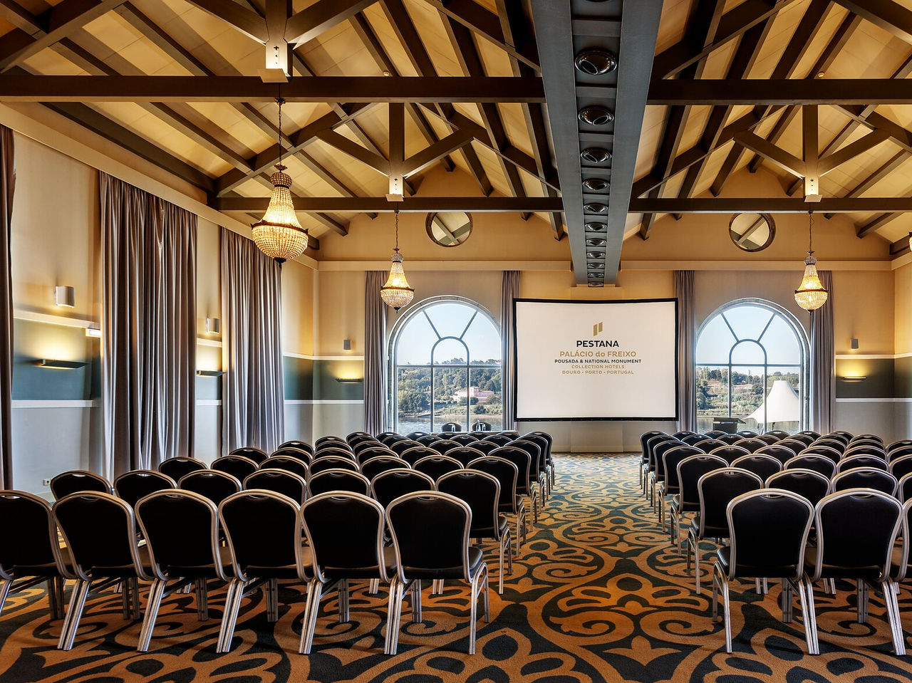 Realiza tus reuniones o conferencias en Pestana Hotel Group, con salas amplias, decoración elegante y vistas increíbles