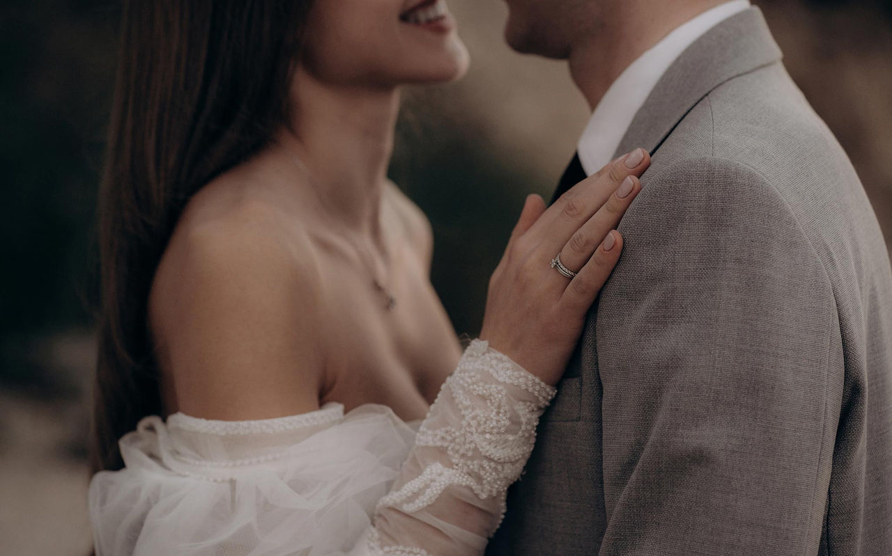 Pareja sonriente celebra su boda en Pestana Hotel Group, en un lugar especial con decoración personalizada