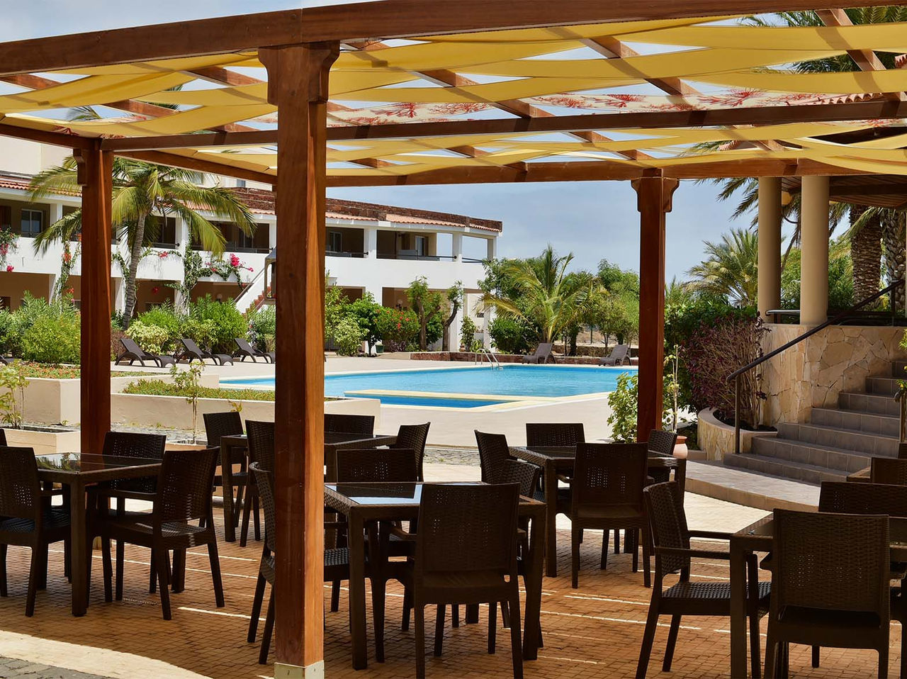 O Bar Ilhéu, do Hotel 4 Estrelas em Cabo Verde, tem uma esplanada coberta onde pode comer enquanto vê a piscina