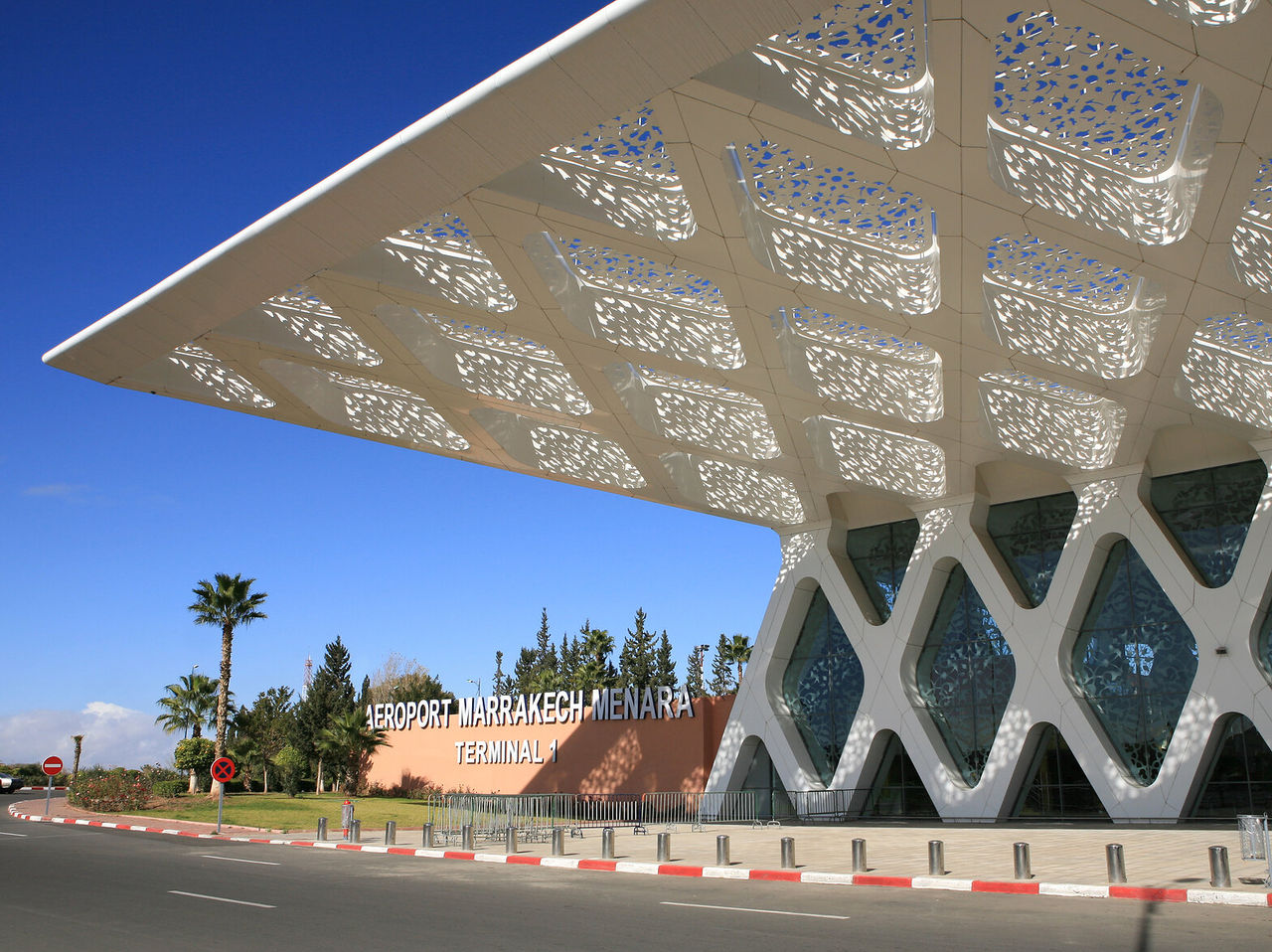 Aterre no aeroporto de Marraquexe, uma grande estrutura moderna em tons de branco