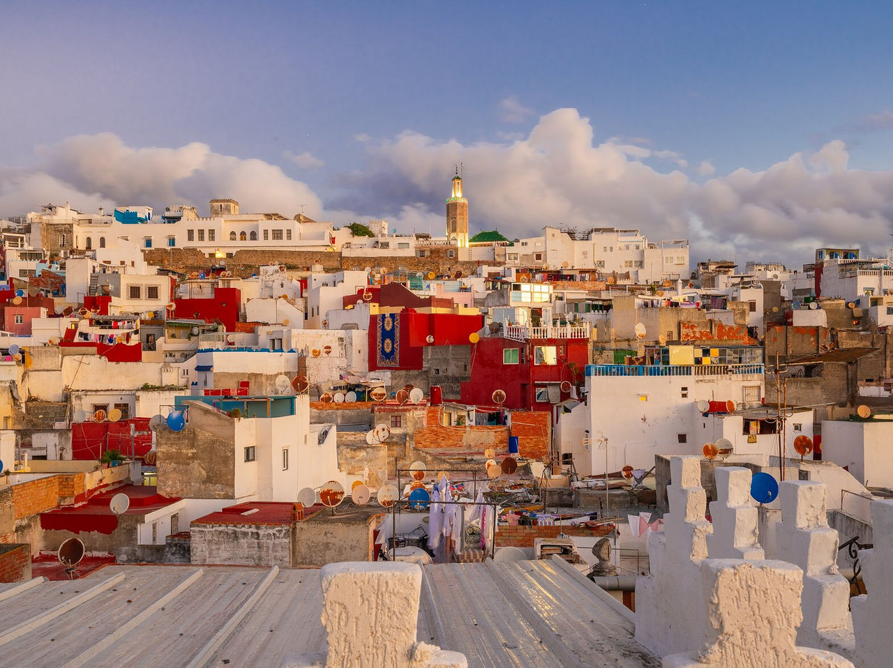 Vista sobre a cidade de Tânger, com vários prédios de diversas cores, com antenas de televisão no topo de cada um