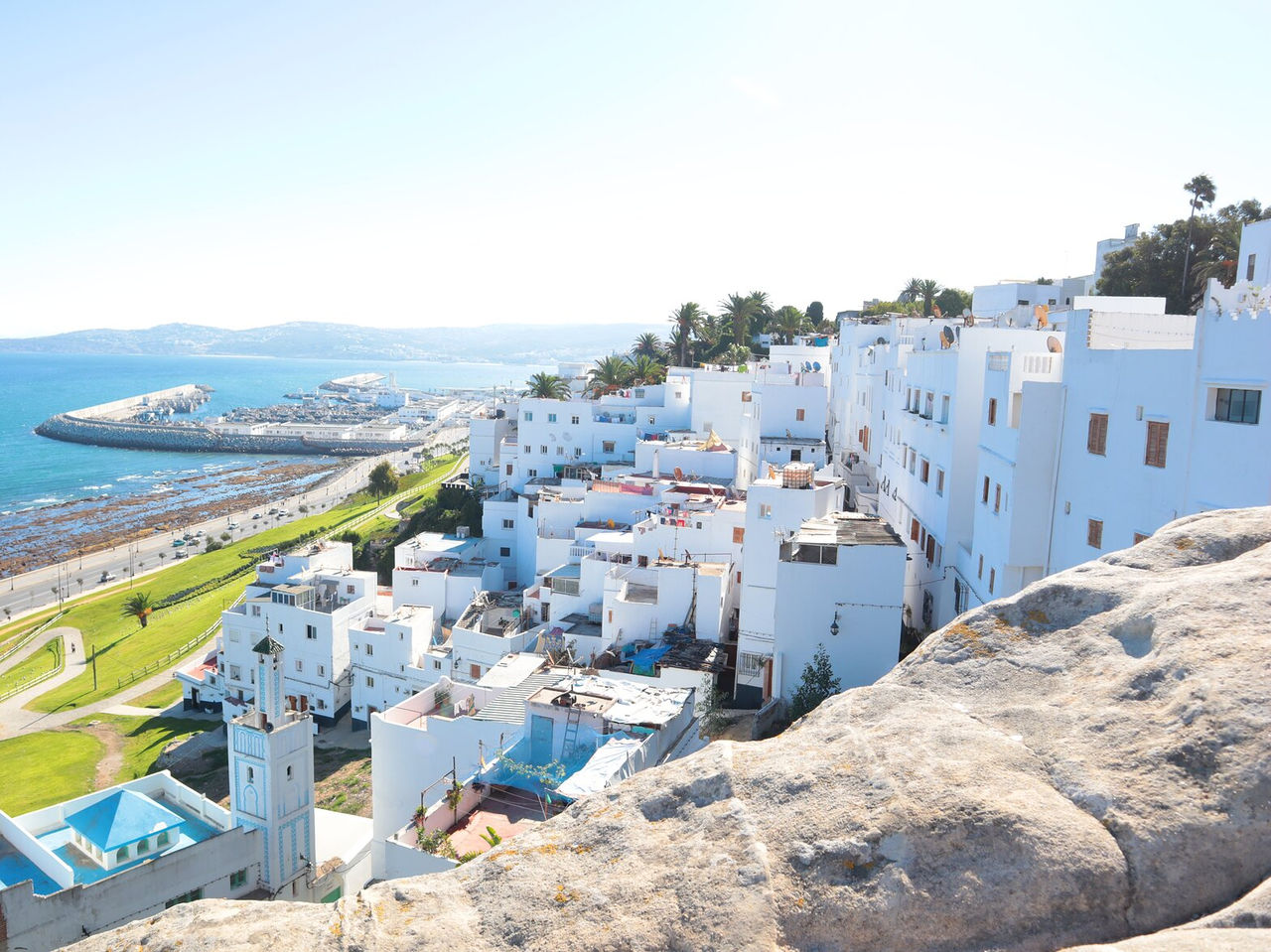 Com a sua grande costa, Tânger permite que os seus visitantes cheguem pela via marítima ao porto da cidade