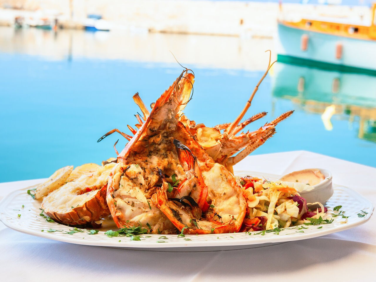 Prove o marisco da costa de Tânger, num prato cheio de camarão grelhado com ervas e o mar ao fundo