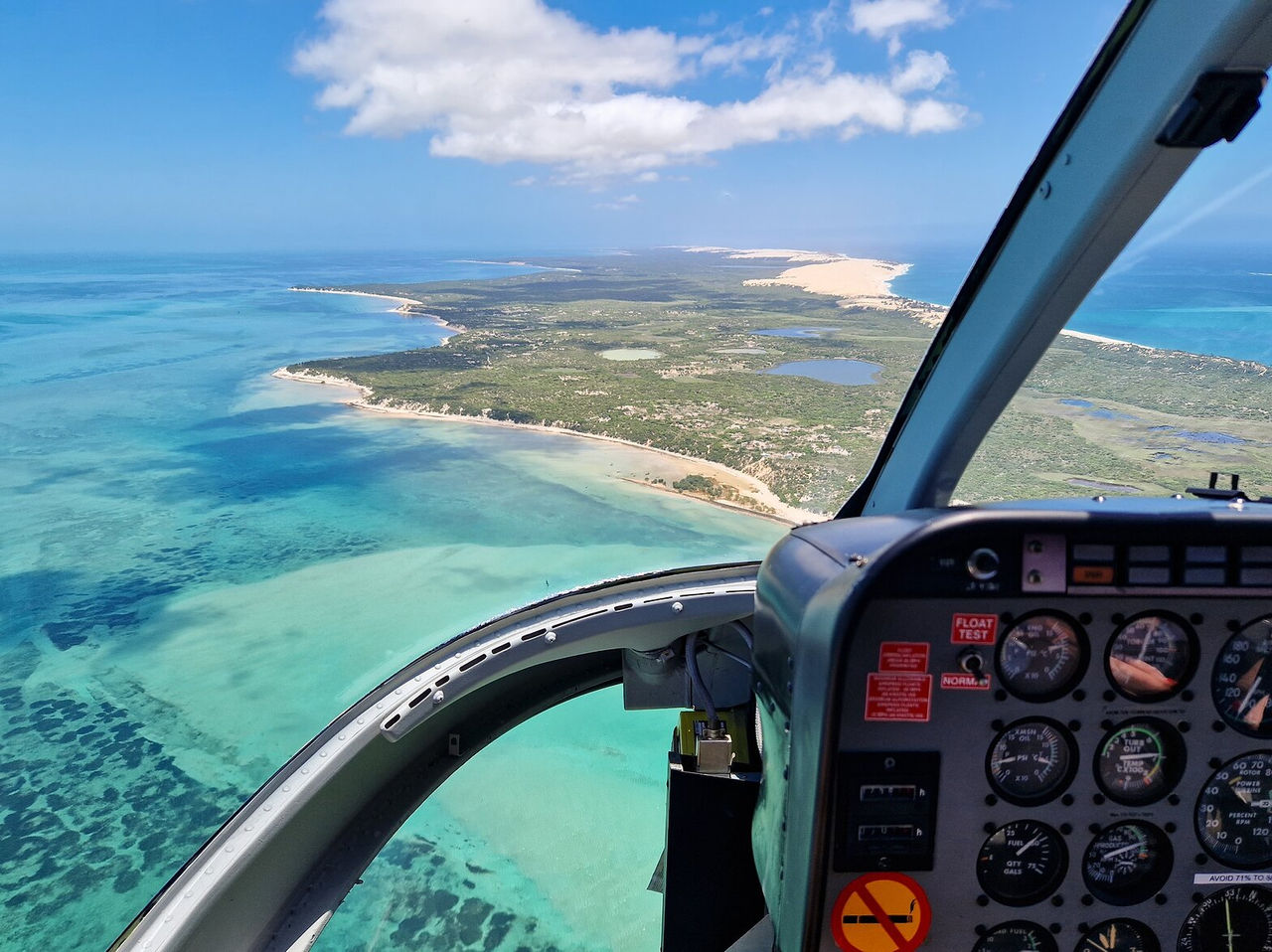 Vista aérea de um helicóptero, da ilha tropical de Bazaruto, com uma lagoa turquesa e praias de areia branca