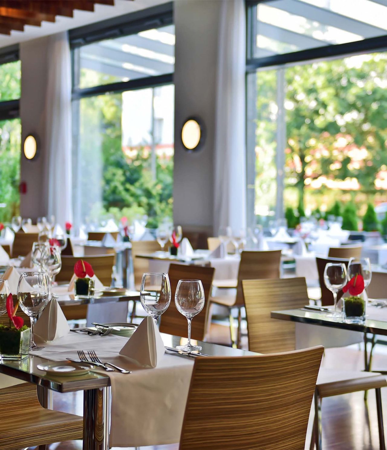 O restaurante Atlantis, do Hotel 4 Estrelas em Berlim, tem uma decoração clean e sofisticada