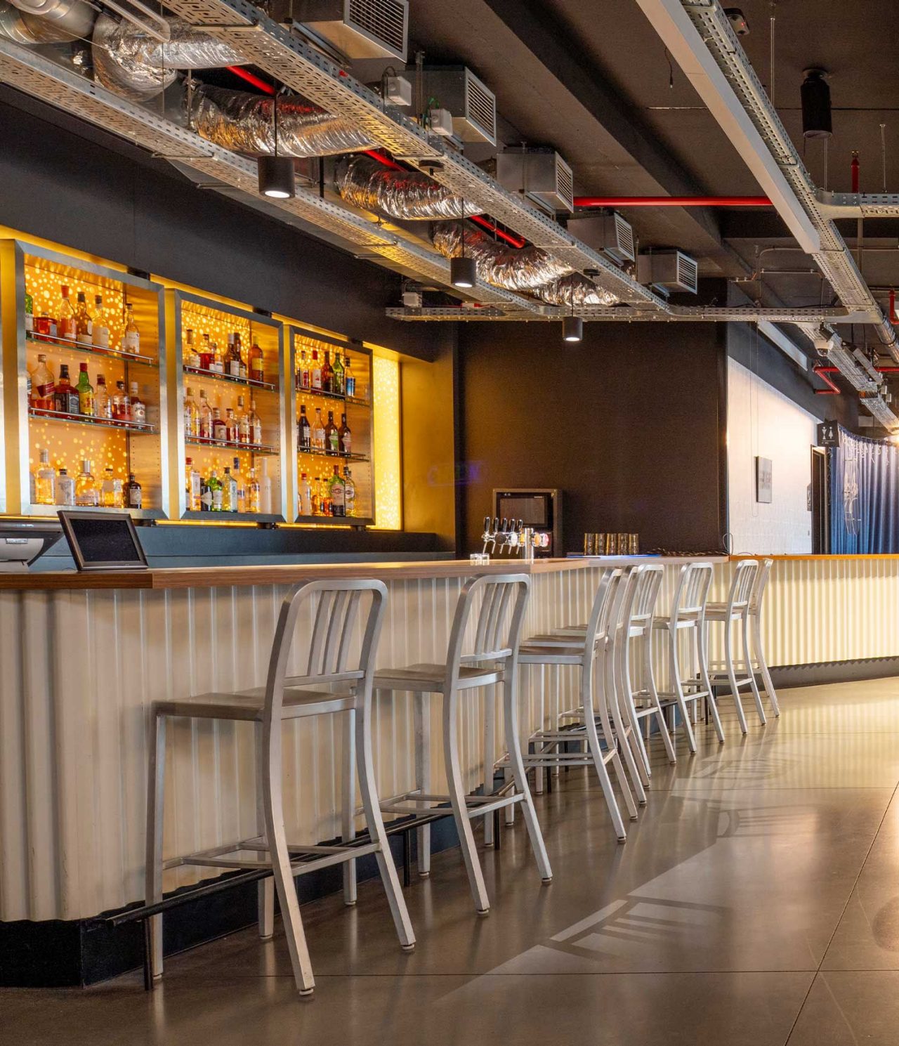 O bar do Hotel em Bruxelas, perto do Parlamento Europeu tem um bar com bancos altos e mesas redondas com cadeiras