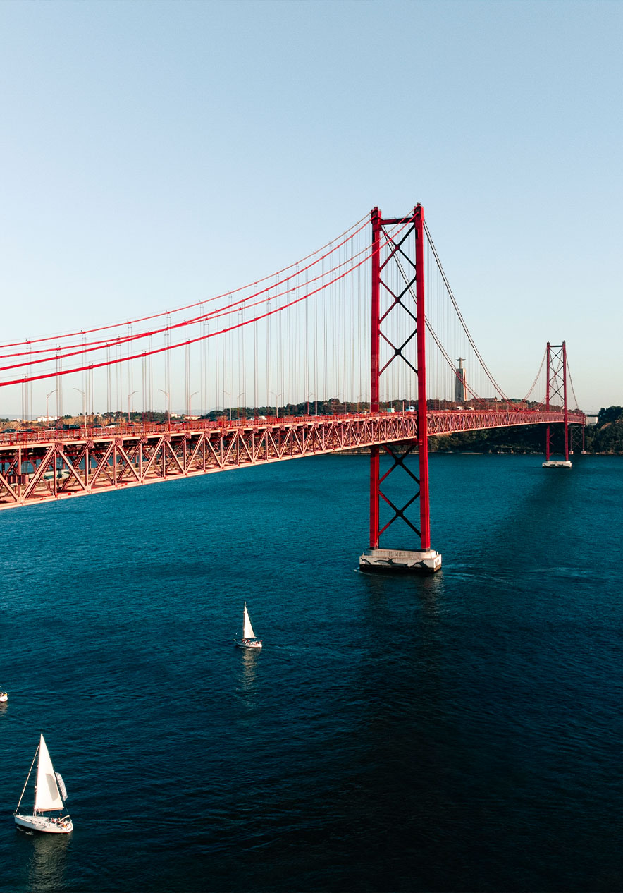Pode visitar a Ponte 25 de Abril, uma ponte suspensa icónica na Capital 