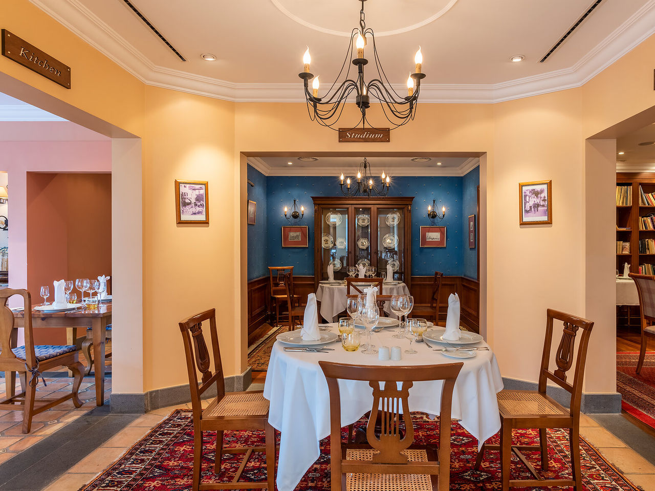 O Miramar - Restaurante Mediterrâneo, do Hotel 4 Estrelas no Centro do Funchal, tem decoração antiga e várias divisões