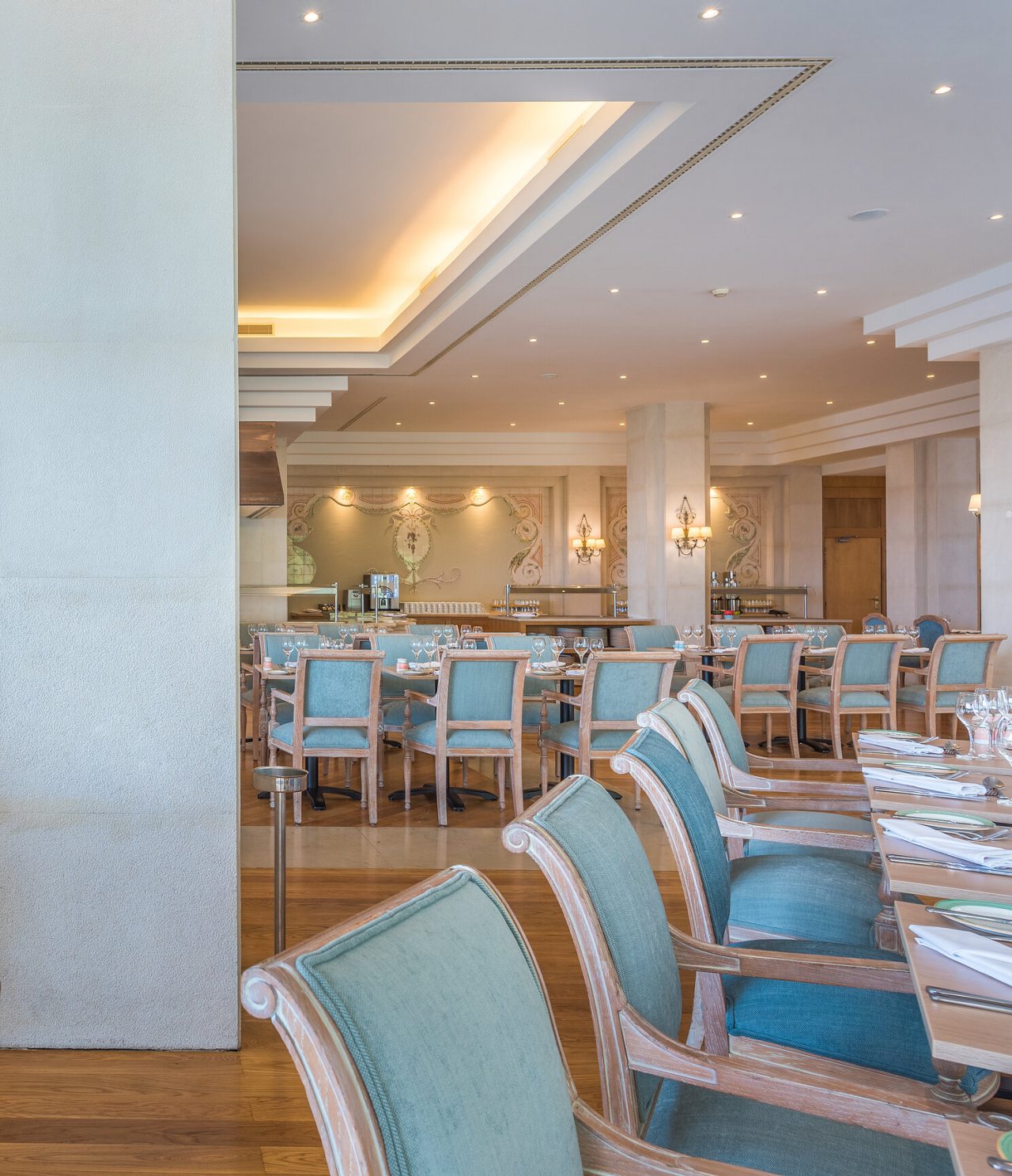 O restaurante São Lourenço Garden Terrace, do Hotel 5 Estrelas no Funchal, tem um espaço interior amplo, com cadeiras azuis