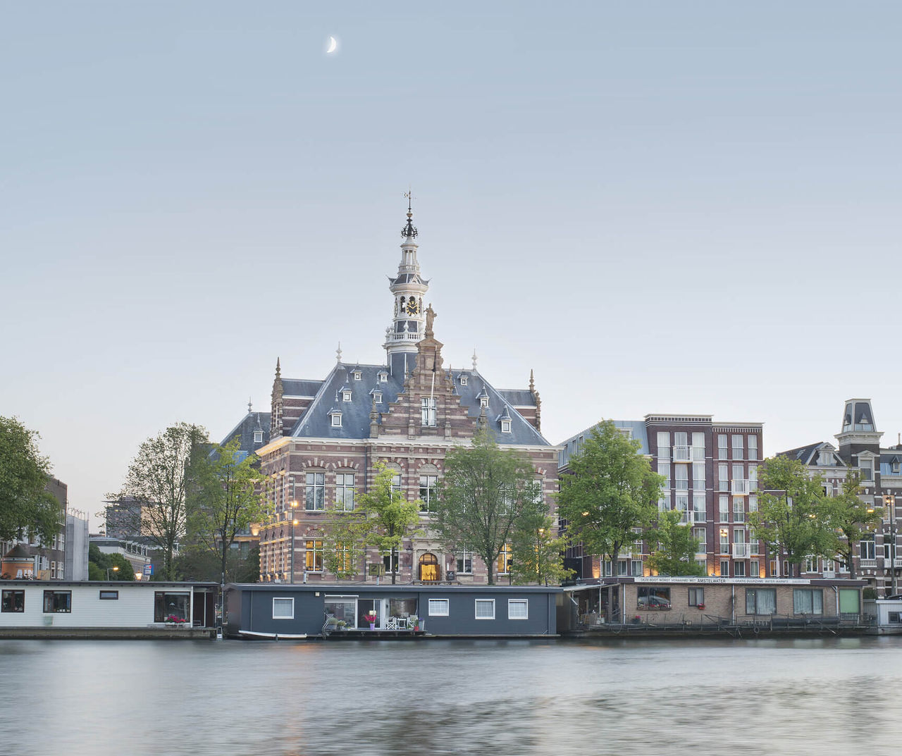 Fique num hotel Pestana em Amsterdão com vistas deslumbrantes para os canais, onde pode relaxar e apreciar a beleza da cidade