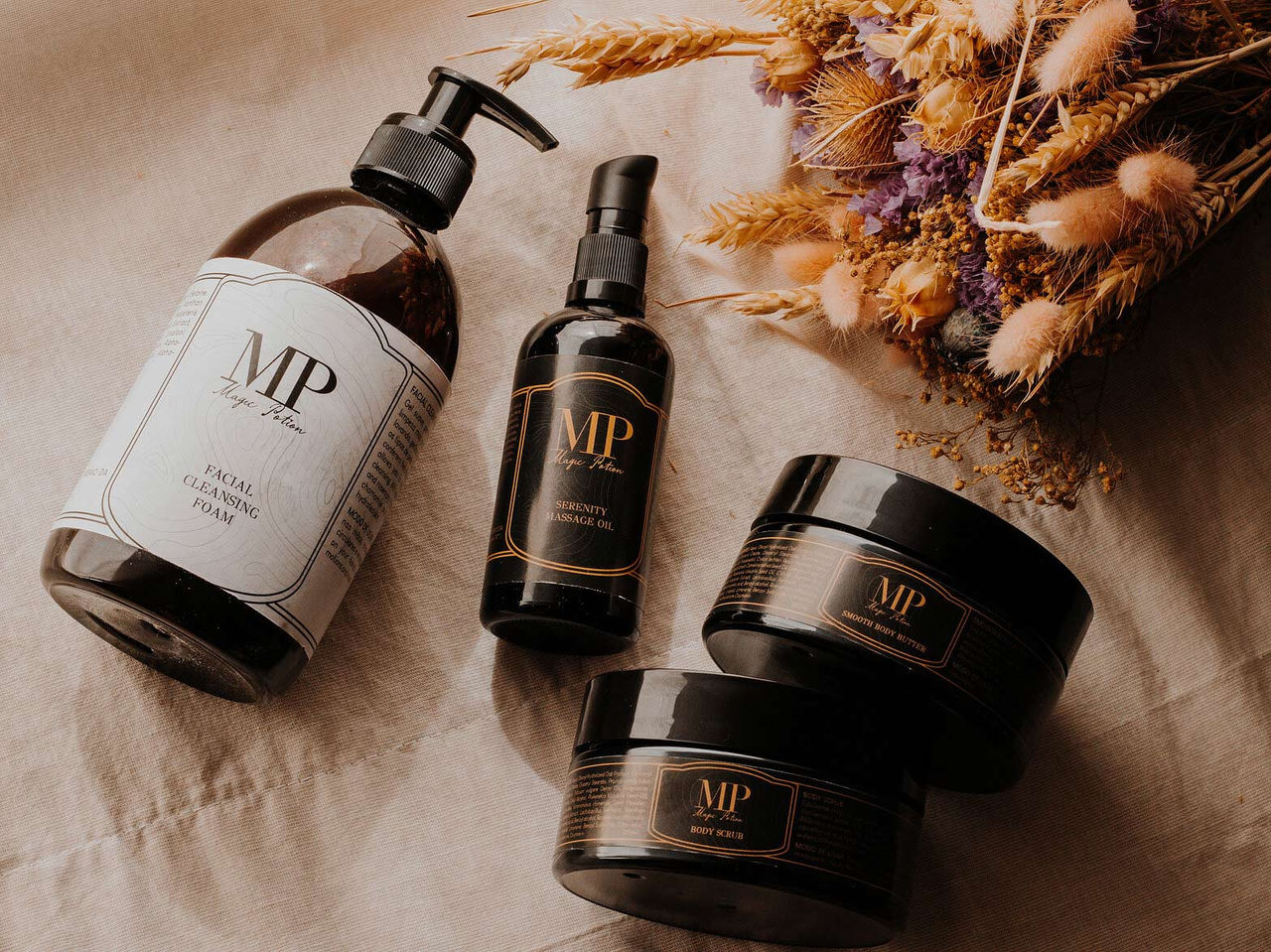 Linha de cuidados do Pestana Magic Spa, com produtos incluindo óleo de massagem, espuma facial e manteiga corporal