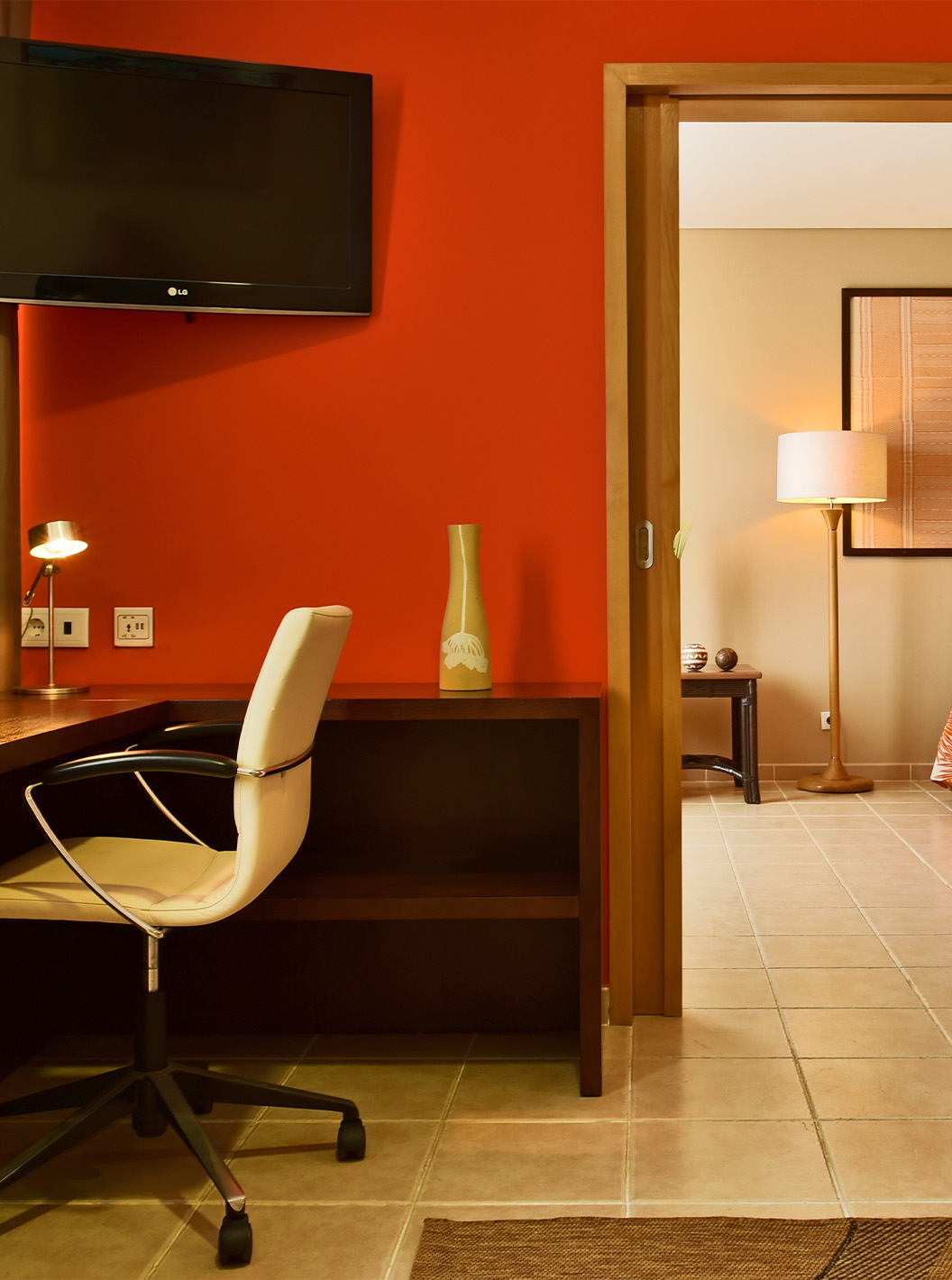The Premium Suite at Pestana Tropico features a television and a desk with chair