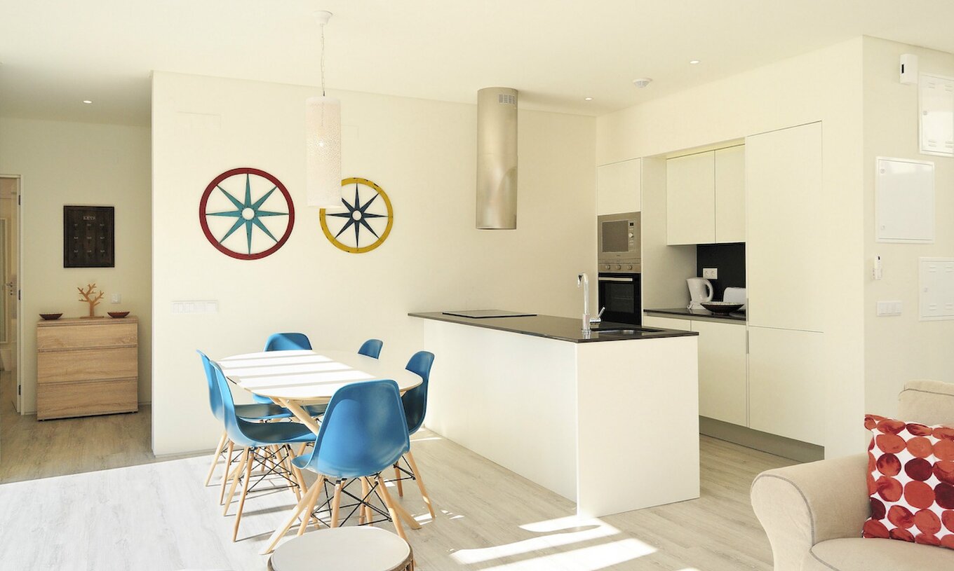 The 3-Bedroom Villas of Pestana Tróia Eco Resort have a kitchen with countertop and a table with chairs