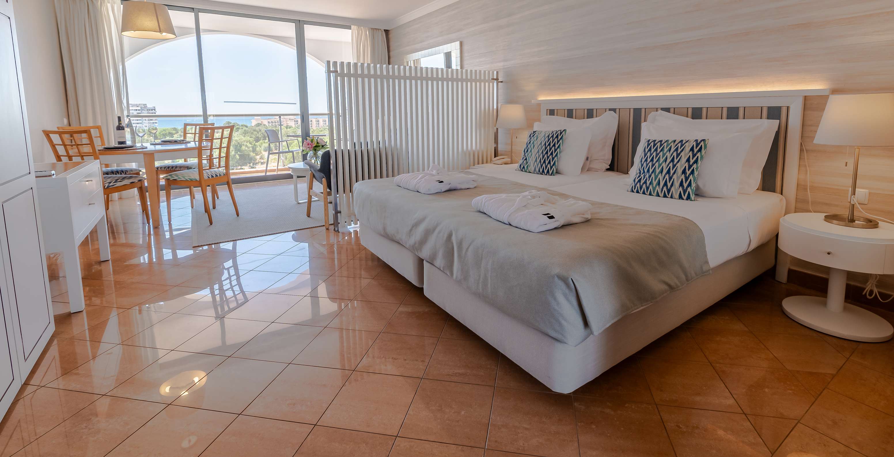 The T0 - Premium Studio at Pestana Alvor Park has a double bed, a dining table, and a balcony