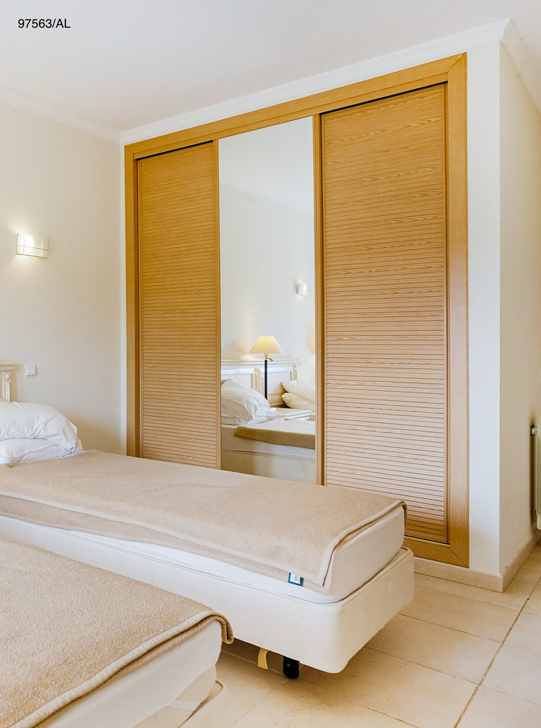 The Pestana Carvoeiro Golf T3 Superior Apartment has a bedroom with two single beds and a nightstand