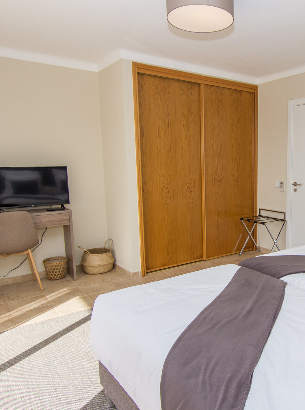 The T1 Apartment at Pestana Gramacho Residences features a mirror on the wall, air conditioning, a wardrobe, and a television