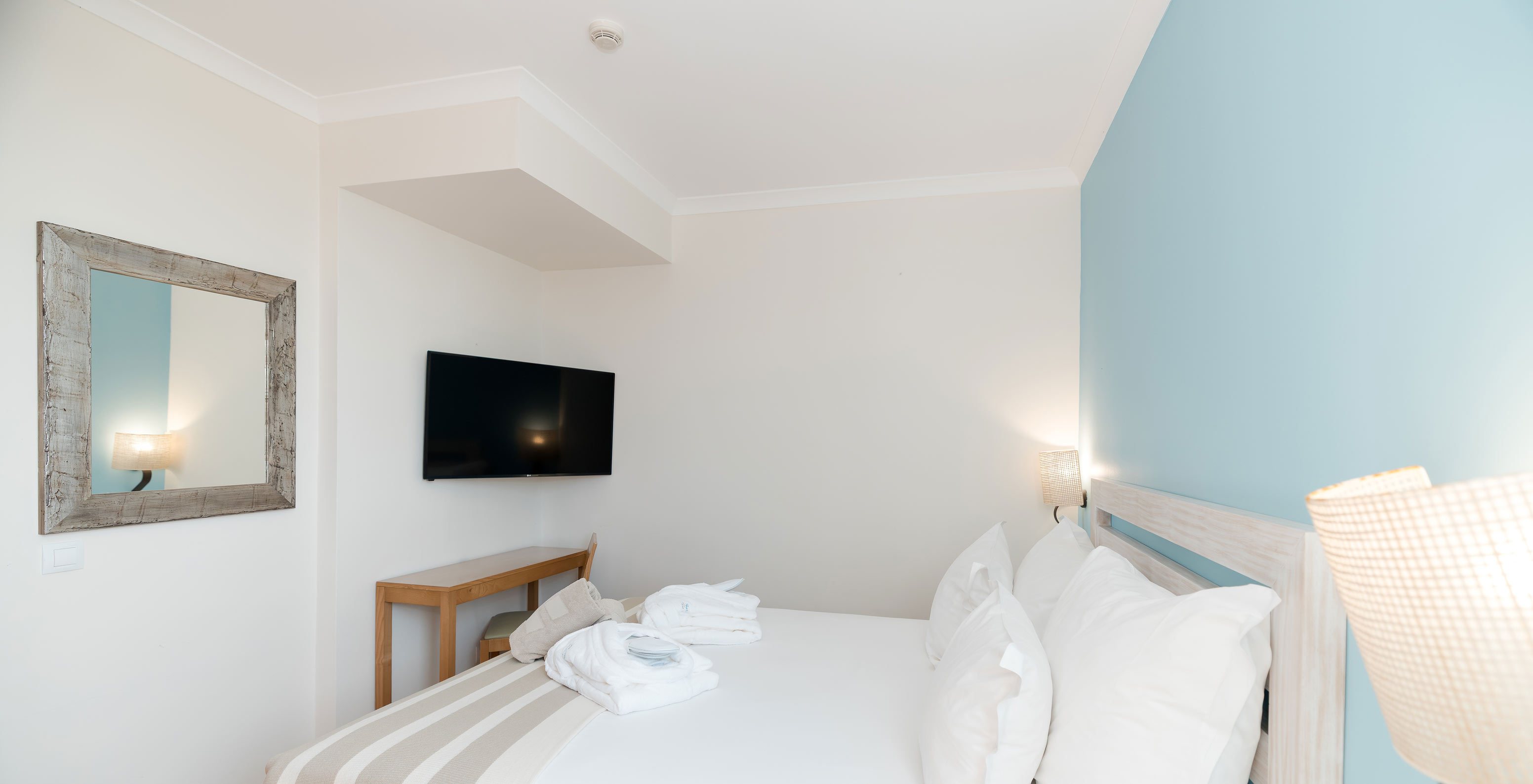 The T2 Suite at Pestana Viking has a room with double bed, TV and mirror