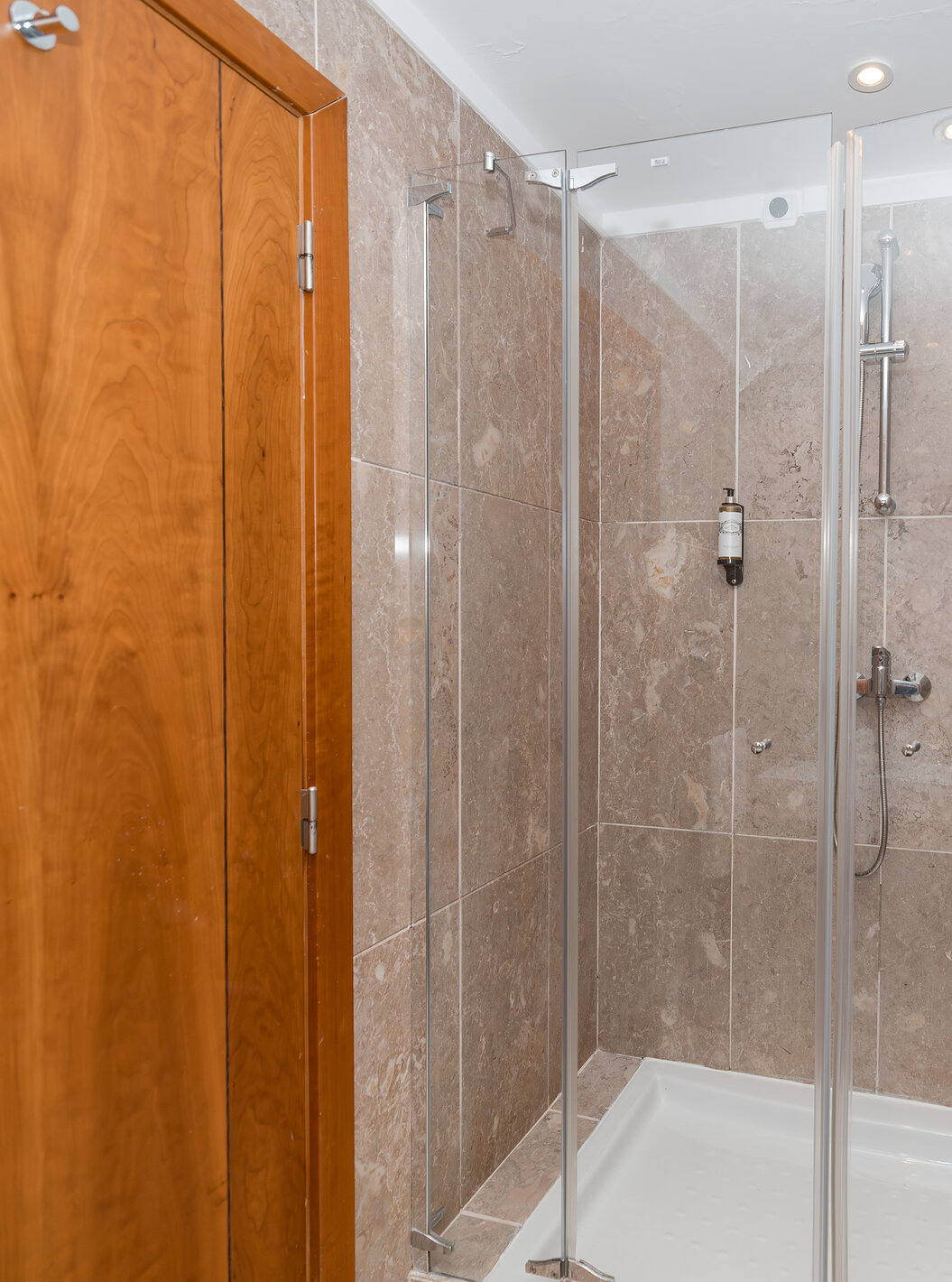 The T2 Suite at Pestana Viking has a bathroom with shower and shower gel