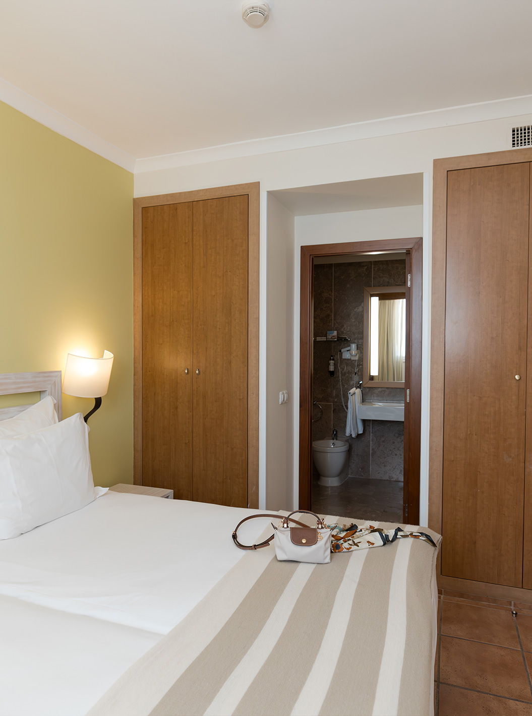 The T2 Suite at Pestana Viking has a room with two beds, bedside table and bathroom