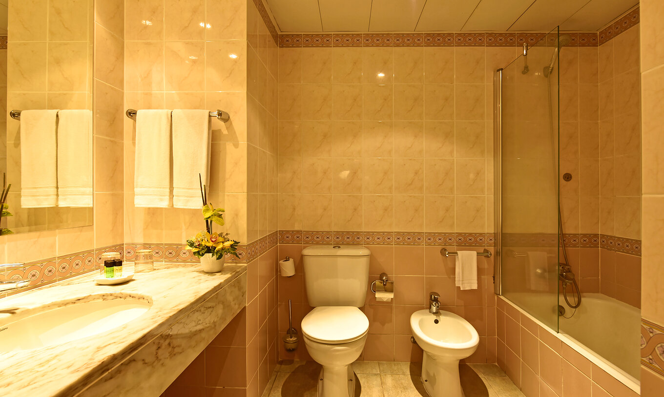 The Superior Twin with Jacuzzi at Pestana Village has a bathroom with toilet, bidet, sink and bathtub with shower