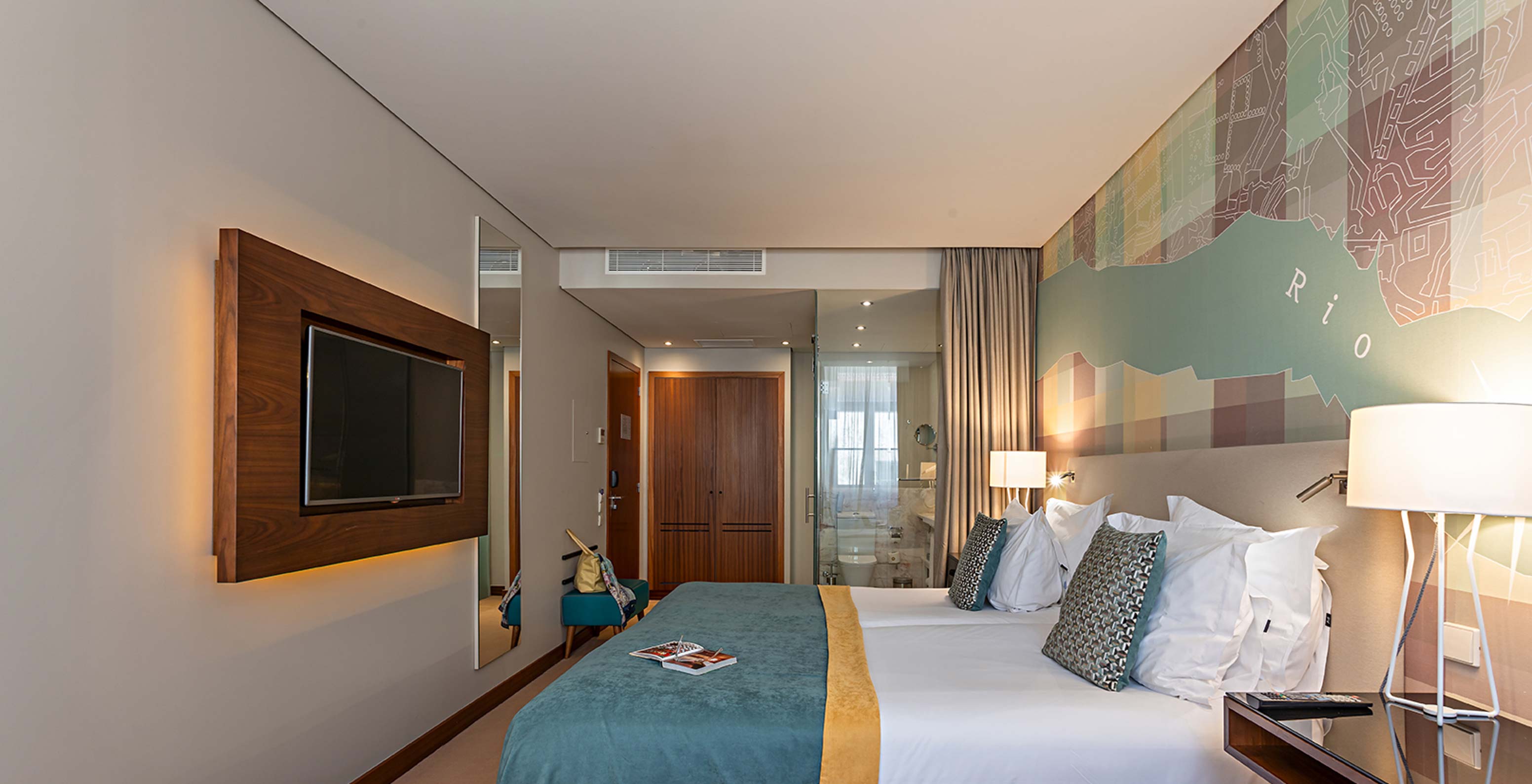 The Superior at Pestana Vintage Porto has a double bed and a television and view of the bathroom