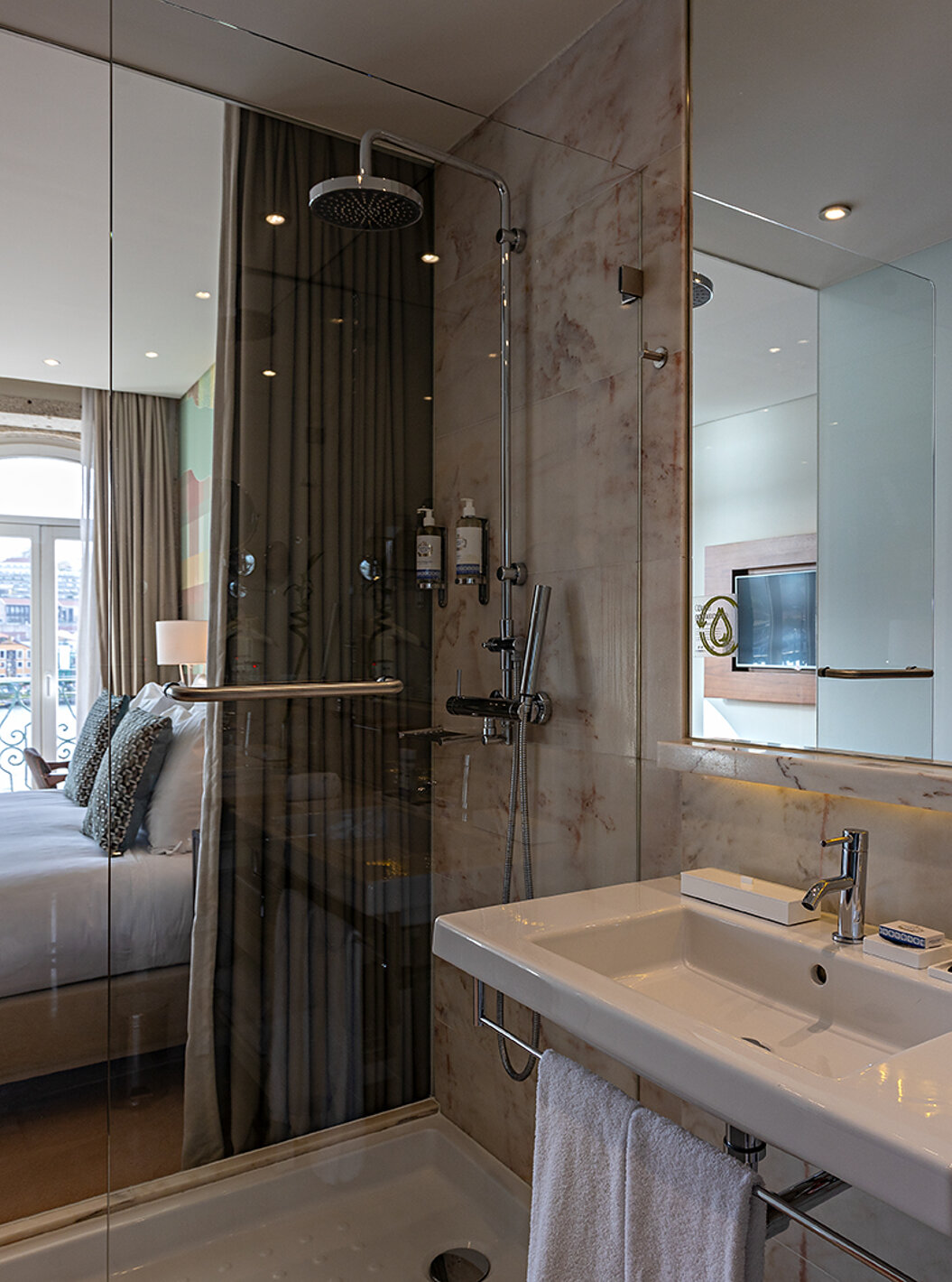 The Vintage River View Balcony at Pestana Vintage Porto has a bathroom with a sink, a mirror and a shower