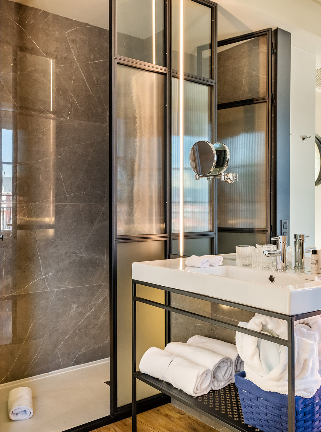 The Deluxe Plaza Mayor at Pestana Plaza Mayor Madrid has a bathroom with shower, sink, mirror, towels and amenities