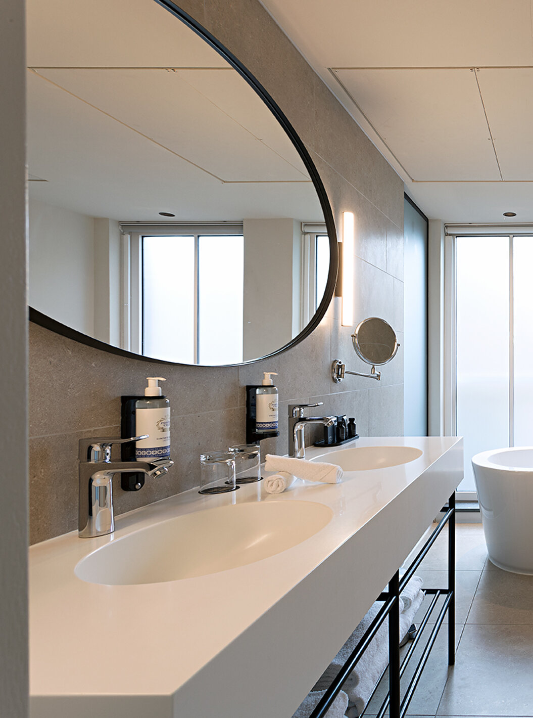 Premium - River View room at Pestana Amsterdam Riverside has a bathroom with mirror, two sinks and bathtub
