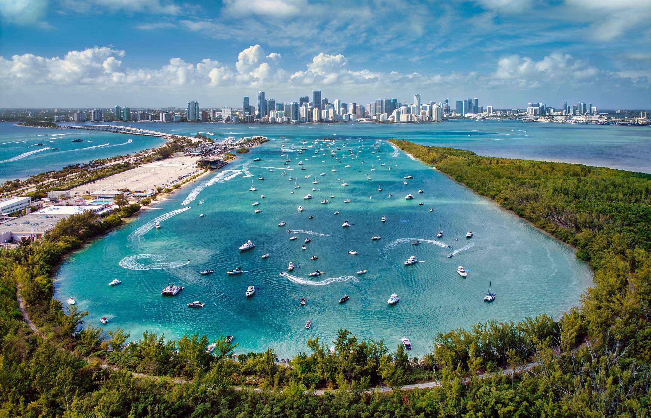 View over Biscayne Bay, in Miami, with crystal-clear blue waters, boats, and skyscrapers in the background