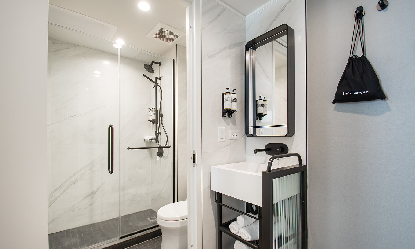 The Superior room at Pestana Park Avenue has a bathroom with shower, sink and mirror