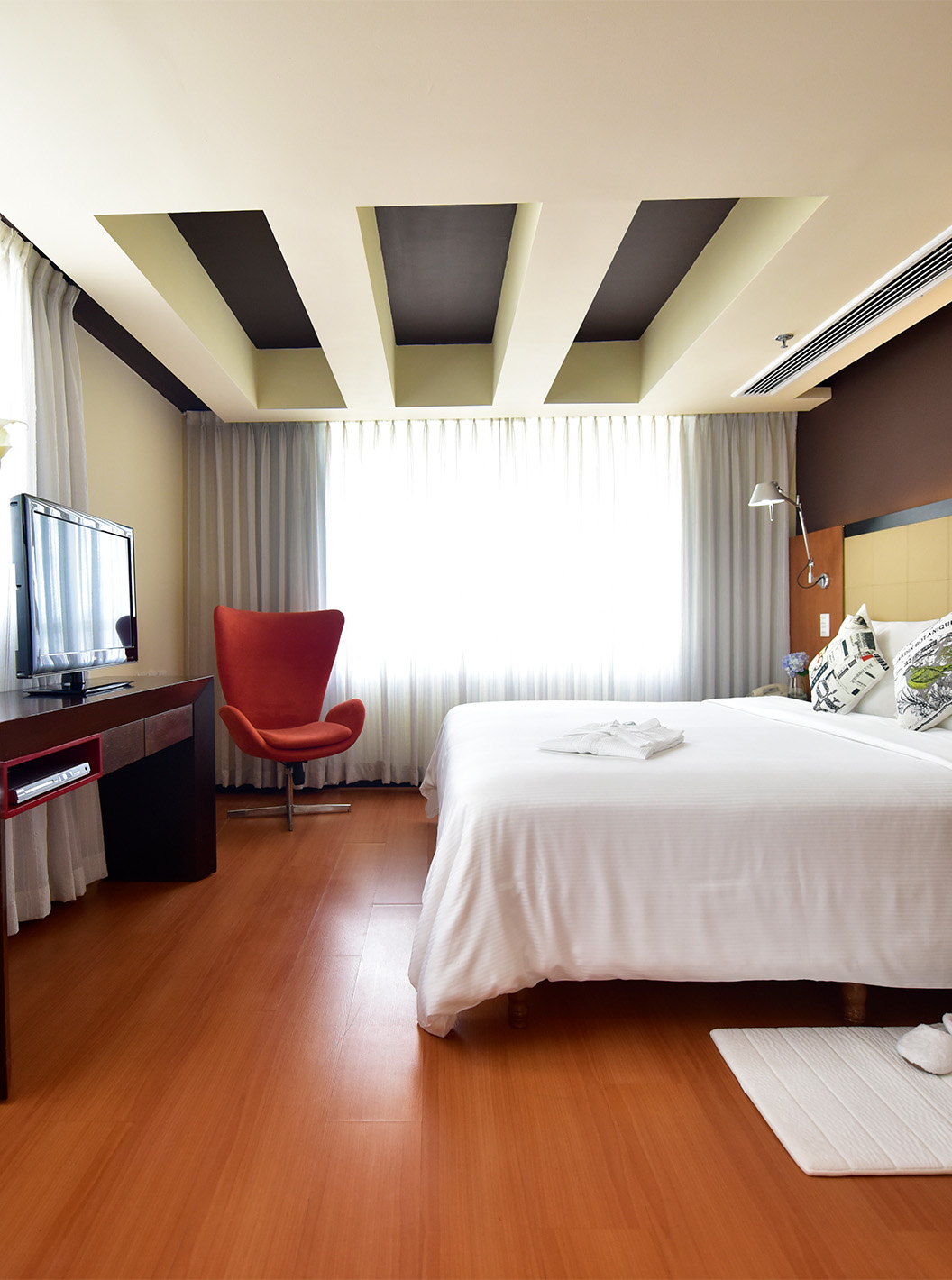 The Presidential Suite at Pestana Caracas has a double bed, two bedside tables, and a TV in front of the bed