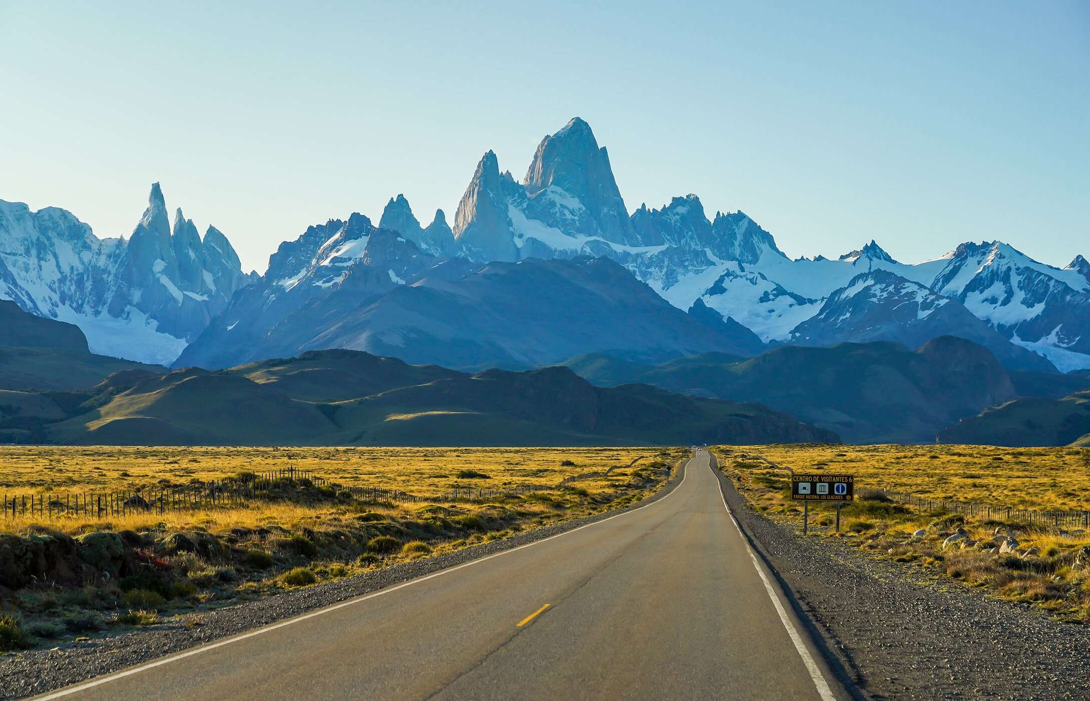 Carretera asfaltada en Argentina con vista al Cerro Fitz Roy, uno de los picos más famosos de la Patagonia