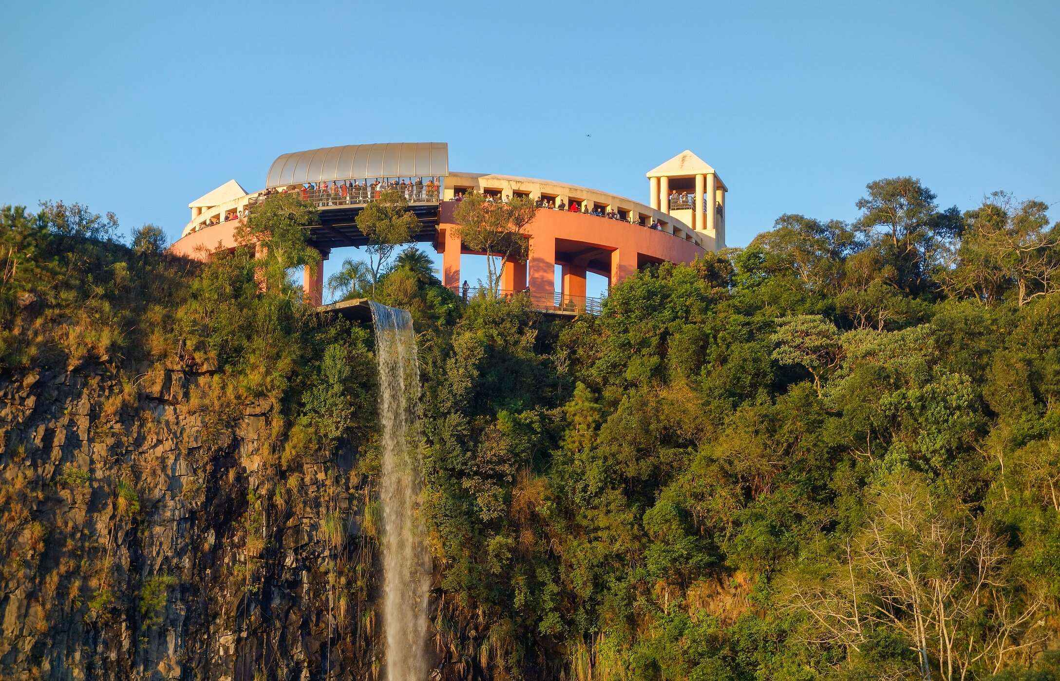 El Parque Tanguá en Curitiba ofrece vistas panorámicas increíbles, con jardines bien cuidados y un hermoso mirador sobre el lago.