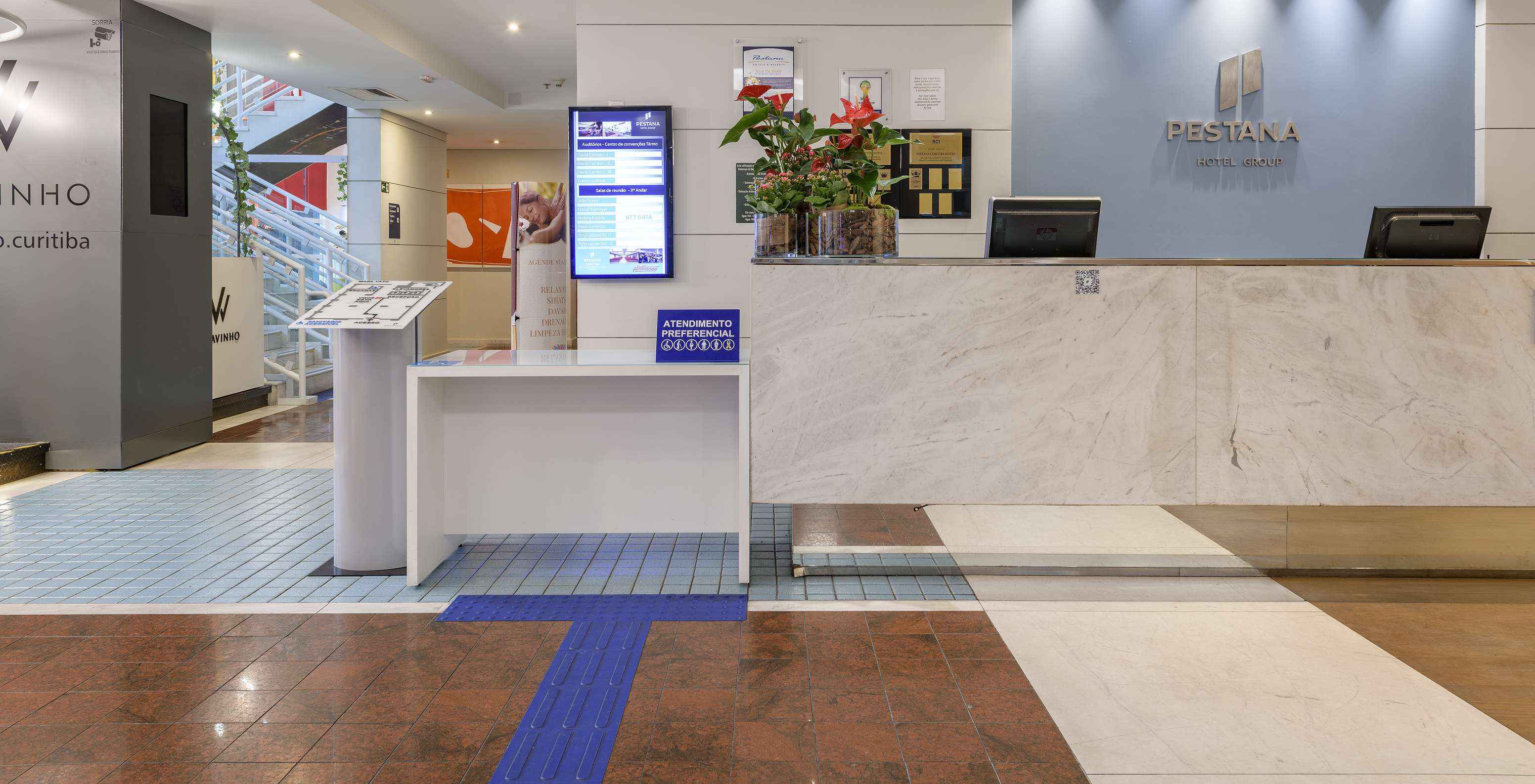 El hotel en Curitiba, cerca del barrio Battel, Pestana Curitiba, tiene una recepción disponible las 24 horas