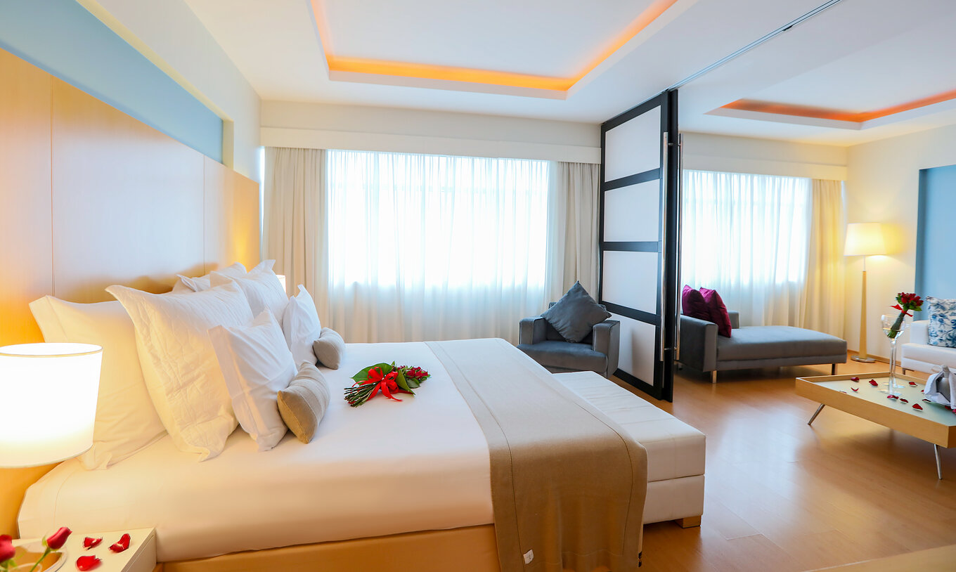 La Suite Master del Pestana Curitiba tiene un cuarto con cama de matrimonio y una sala con sofá que puede ser cama extra