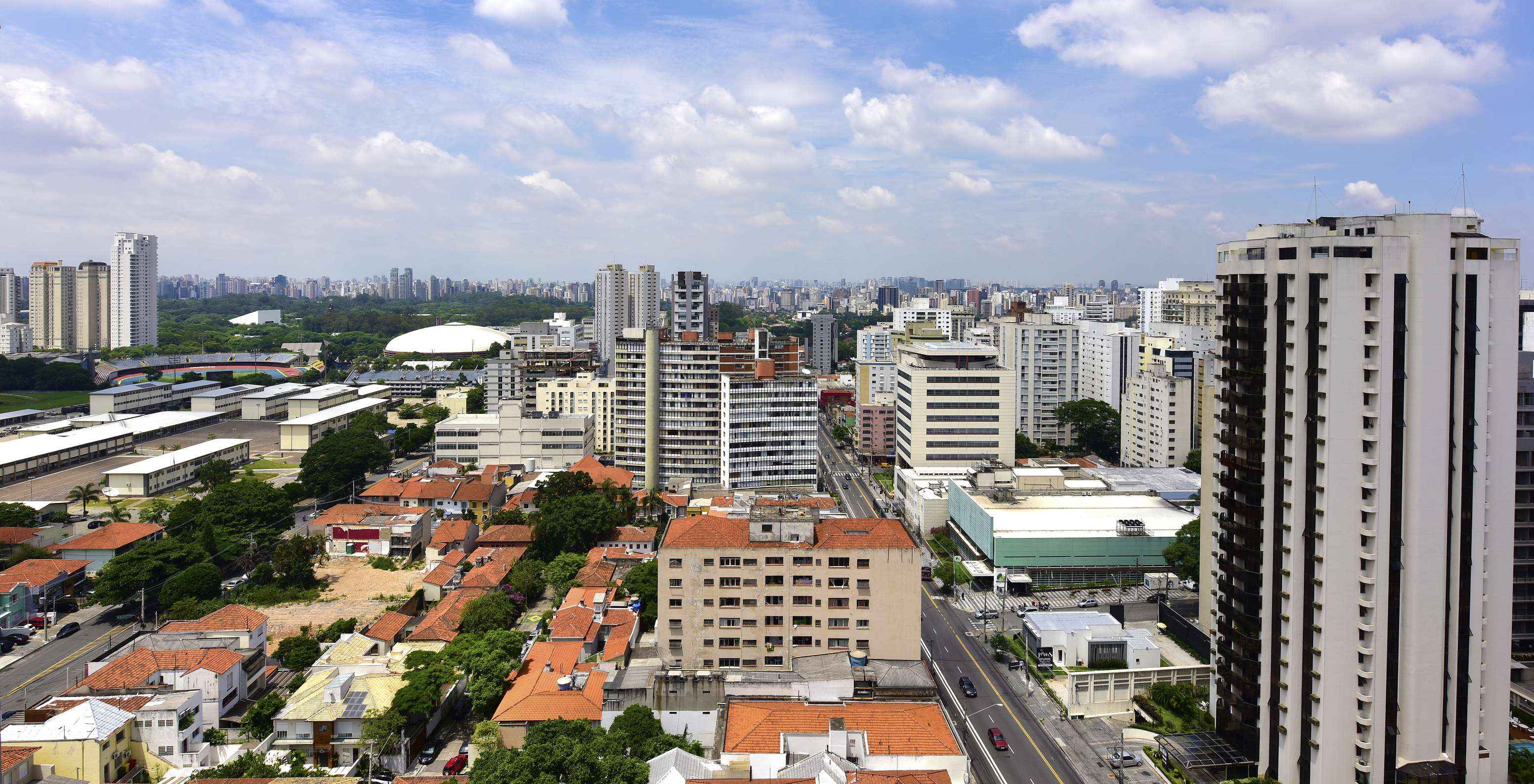 Vista panorámica de São Paulo, con rascacielos y calles concurridas y coches y personas, que refleja la energía de la ciudad