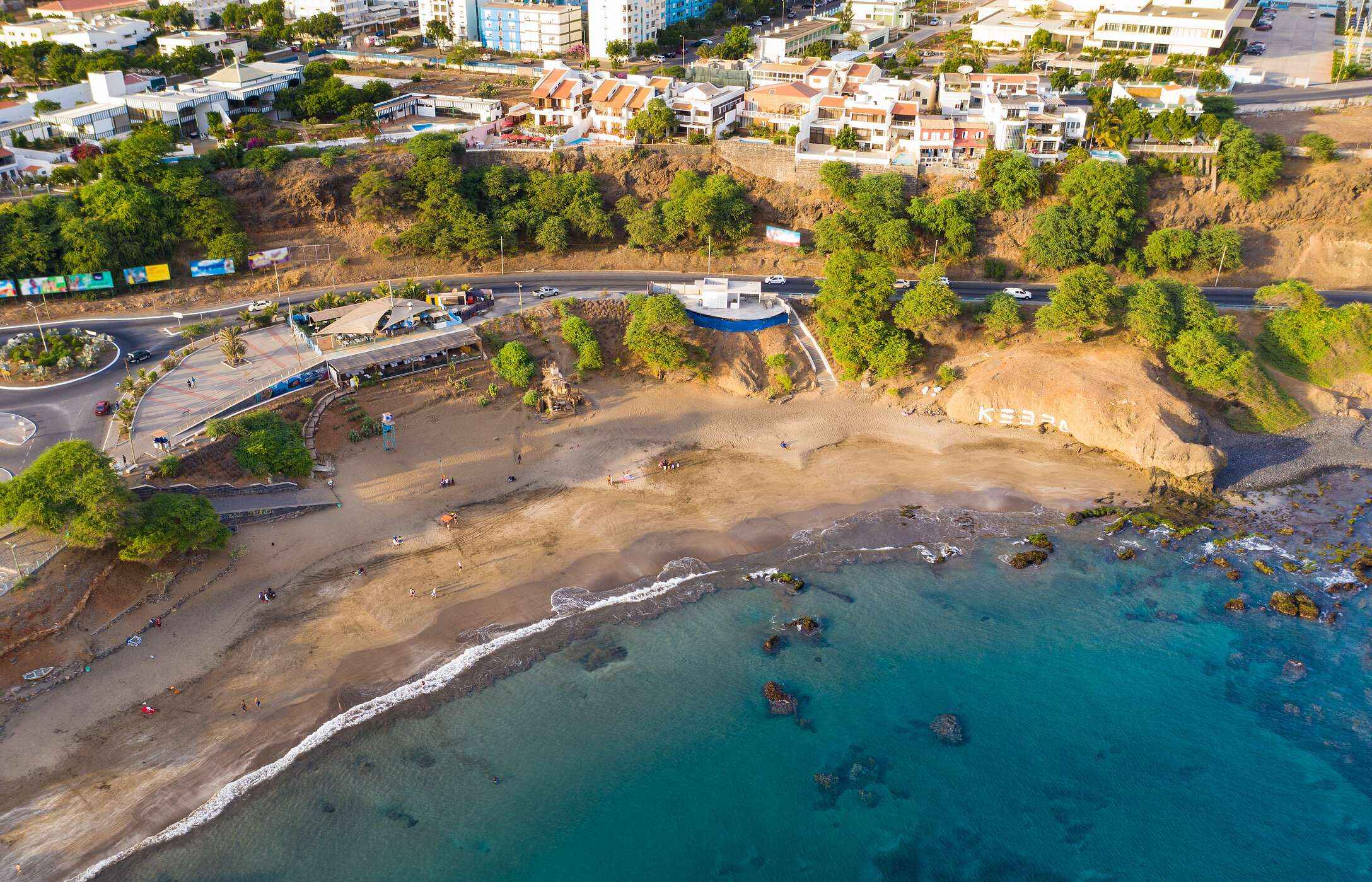 La Playa Quebra Canela en Cabo Verde es un refugio paradisíaco con arenas doradas y aguas cristalinas, perfecta para relajarse.