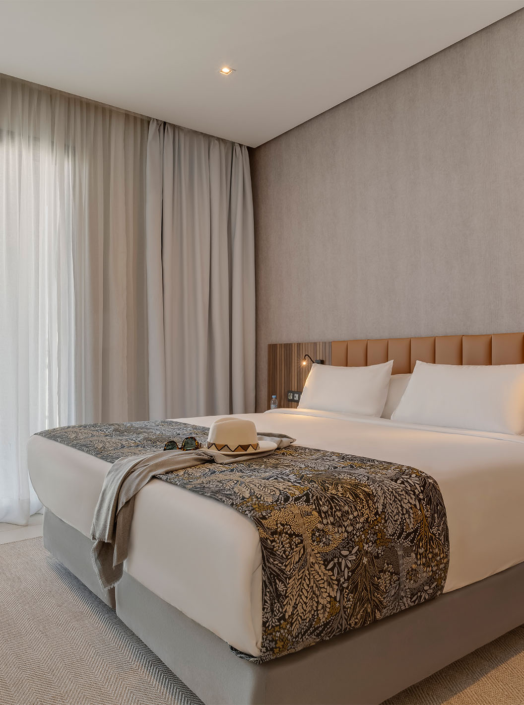 La Suite Familiar Corniche del Pestana Casablanca tiene un cuarto con cama de matrimonio con decoración moderna